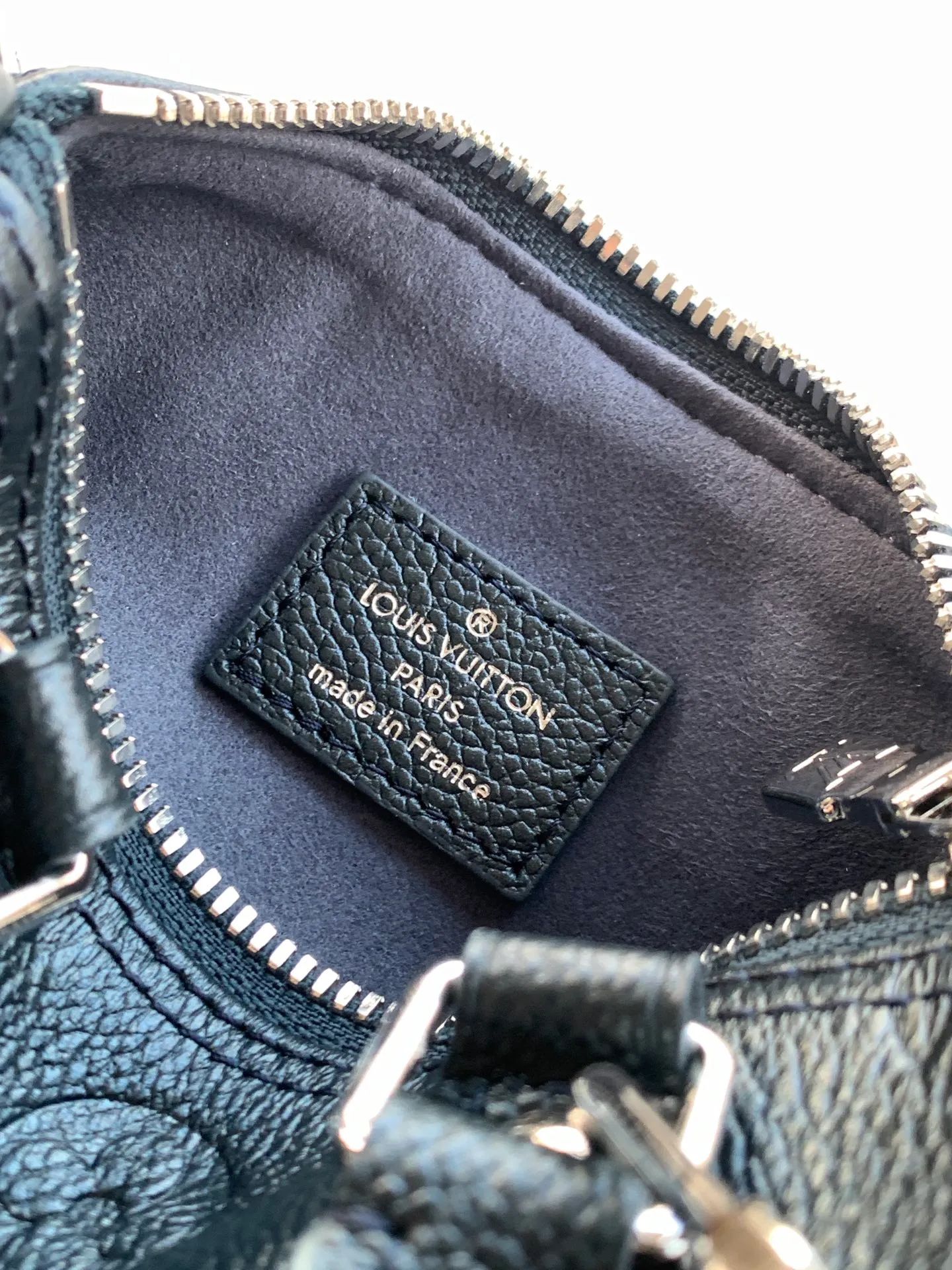 💰940 (top layer leather) top original order, transcoding chip M26510 pearlescent blue M27107 pearlescent powder Nano Speedy launched as a simulation version. The highly utilized shade makes it suitable for both daily and evening makeup. The iconic Monogram inlaid leather material is equipped with various Louis Bitton signatures such as Padlock and Monogram flowers, and is decorated with a peel-off genuine leather design. The spacious interior can store daily essentials including compact wallpaper.  Dimensions: 16 x 10 x 7.5 cm (Length x Height x Width) Simeri ink Cauhide leather Cauhde leather trim Microfiber lining Silver tone hardware Zippered locking mechanism 1 detachable pendant with gold, palladium and ruthenium trim Items: Rozali coin, sunglasses, headphones, keys, 6.7-inch smartphone, lipstick Manufacturer: Louis Vuitton Import seller: Louis Vuitton Korea (Co., Ltd.) Manufacturing country: France, Spain, Italy or the United States Shoulder strap: detachable, length adjustable