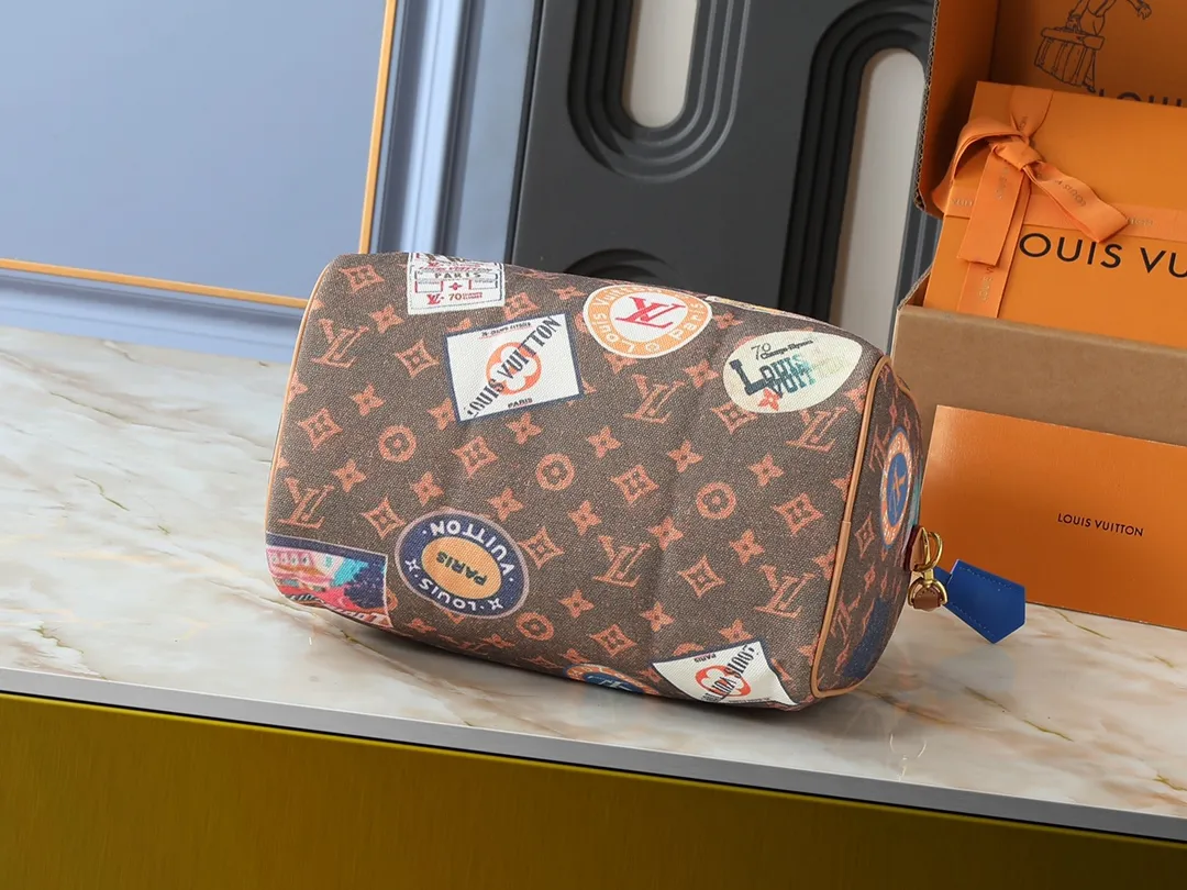 💰280💰Upgraded from the original M14587 M47087 M40391. This Speedy Soft 30 handbag interprets the Monogram Dune elements with retro touches, with aircraft-shaped decoration and collage effect label, paying tribute to the design of the Gaston Louis Vuitton collection series. The long handle makes it easy to carry on the shoulder, making it a great travel companion. Dimensions: 30.0 x 21.0 x 17.0 cm (length x height x width)