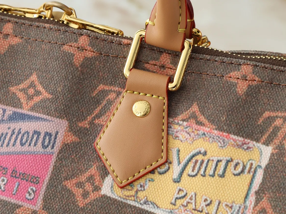 💰280💰Upgraded from the original M14587 M47087 M40391. This Speedy Soft 30 handbag interprets the Monogram Dune elements with retro touches, with aircraft-shaped decoration and collage effect label, paying tribute to the design of the Gaston Louis Vuitton collection series. The long handle makes it easy to carry on the shoulder, making it a great travel companion. Dimensions: 30.0 x 21.0 x 17.0 cm (length x height x width)