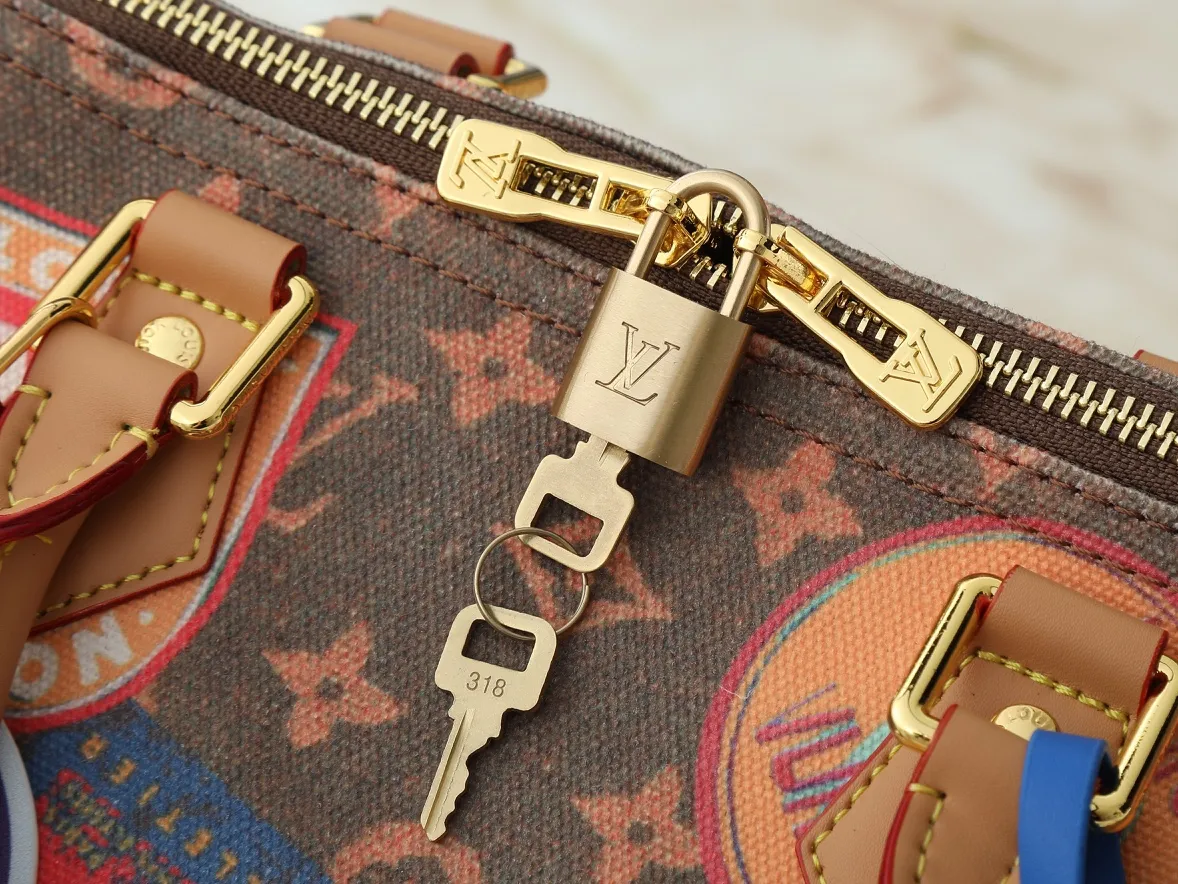 💰280💰Upgraded from the original M14587 M47087 M40391. This Speedy Soft 30 handbag interprets the Monogram Dune elements with retro touches, with aircraft-shaped decoration and collage effect label, paying tribute to the design of the Gaston Louis Vuitton collection series. The long handle makes it easy to carry on the shoulder, making it a great travel companion. Dimensions: 30.0 x 21.0 x 17.0 cm (length x height x width)