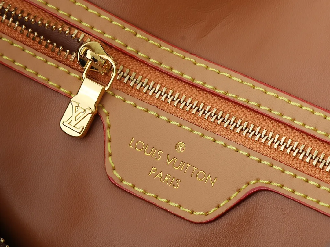 💰280💰Upgraded from the original M14587 M47087 M40391. This Speedy Soft 30 handbag interprets the Monogram Dune elements with retro touches, with aircraft-shaped decoration and collage effect label, paying tribute to the design of the Gaston Louis Vuitton collection series. The long handle makes it easy to carry on the shoulder, making it a great travel companion. Dimensions: 30.0 x 21.0 x 17.0 cm (length x height x width)