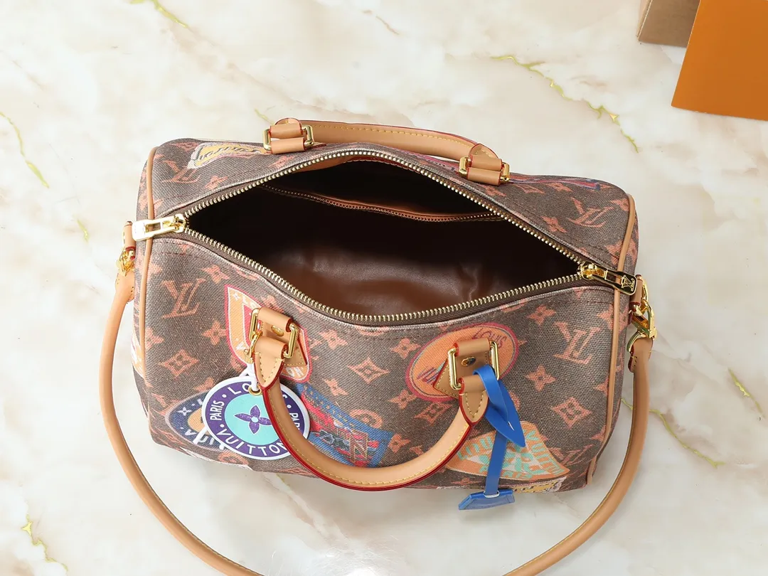 💰280💰Upgraded from the original M14587 M47087 M40391. This Speedy Soft 30 handbag interprets the Monogram Dune elements with retro touches, with aircraft-shaped decoration and collage effect label, paying tribute to the design of the Gaston Louis Vuitton collection series. The long handle makes it easy to carry on the shoulder, making it a great travel companion. Dimensions: 30.0 x 21.0 x 17.0 cm (length x height x width)
