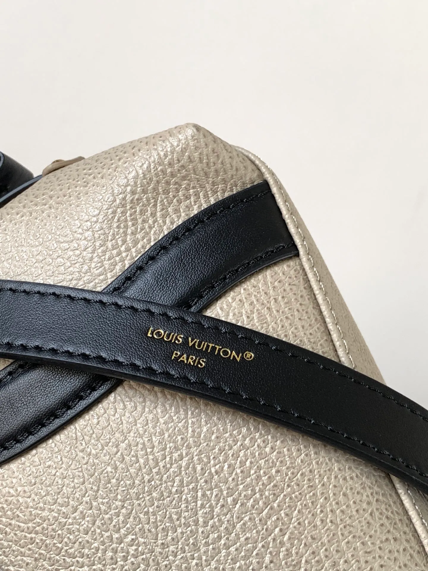 💰1300 (top layer leather) mini size top original order, transcoding chip black M14623 mini M14514 small size M14700 medium size dark gray M14702 medium size light gray M14721 mini M14721 small size M14721 medium size This Nano LV Rider handbag is from 2025 For the spring and summer series, pixelated grained sheep leather is blended with smooth cow leather elements, and the LV Circle logo is highlighted with elegant patches. The foldable configuration makes it easy to store in a suitcase, and the modern design adds a rock-n-roll edge to any look.  Mini 10 x 10 x 23 cm Small 12 × 12 × 30 cm Medium 15 × 15 × 38 cm (H x W x L) Sheep leather Cow leather trim Textile lining Metal hardware Zipper closure Side slip straps Internal pocket Holds a 6.7-inch smartphone, Romy card holder and lipstick Shoulder strap: removable, adjustable Strap half-length: 30.0 cm Bag strap half length adjustable to: 45.0 cm Handle: double handle