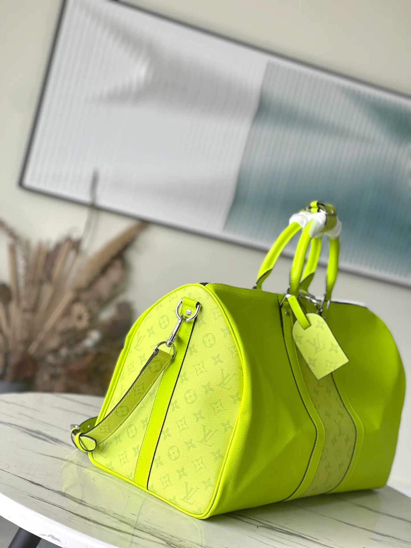💰1340 (top-grain leather) top original order M30941 This Keepall 50 Bandoulière travel bag comes from the Taïgarama travel leather goods series. The front and sides of the Taïga cow leather bag are integrated with Monogram canvas structure. The carry-on luggage size is complemented by a detachable and adjustable shoulder strap, a zippered inner pocket and a leather nameplate to complete the overall design. Dimensions: 50 x 29 x 23 cm