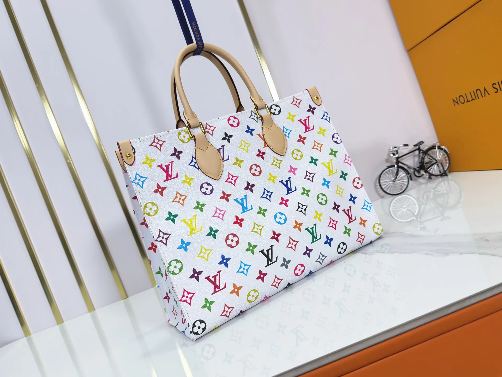 P260 upgrades original M45495 M13081 M45039, M45321! ONTHEGO Medium Handbag The Onthego medium handbag is decorated with classic Monogram canvas and Monogram Reverse canvas on both sides, showing different styles at will. Toron's dual handles and shoulder strap allow for a variety of carrying options. Detailed features 35 x 27 x 14 cm (length x height x width)