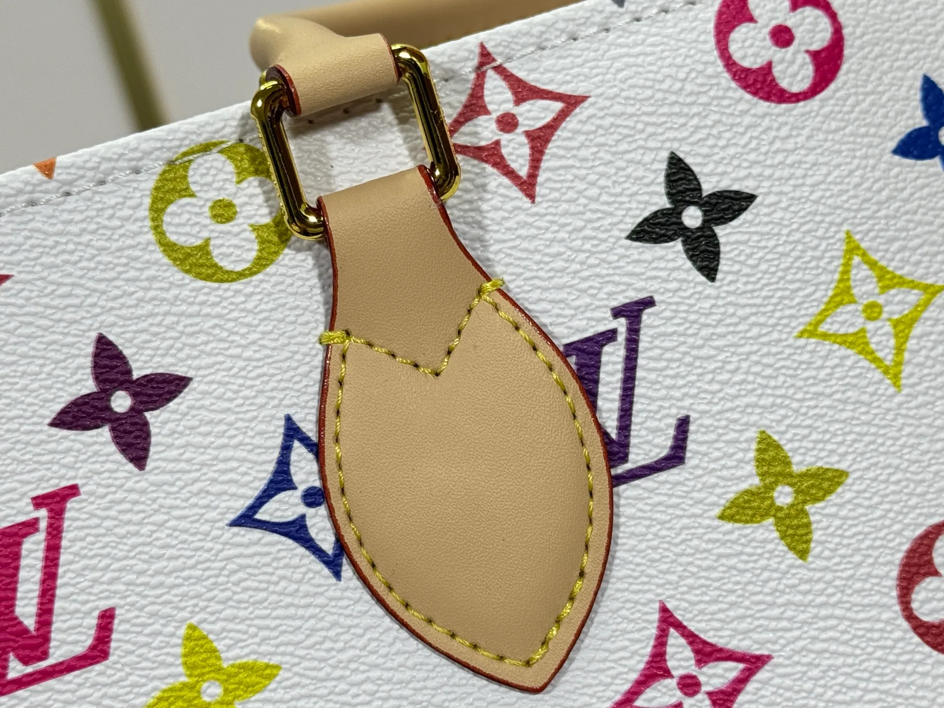 P260 upgrades original M45495 M13081 M45039, M45321! ONTHEGO Medium Handbag The Onthego medium handbag is decorated with classic Monogram canvas and Monogram Reverse canvas on both sides, showing different styles at will. Toron's dual handles and shoulder strap allow for a variety of carrying options. Detailed features 35 x 27 x 14 cm (length x height x width)
