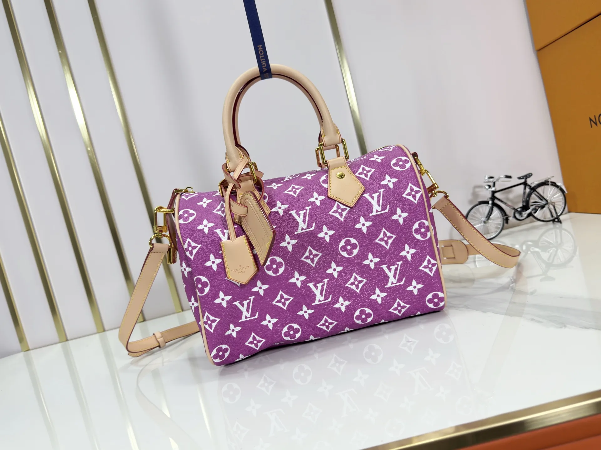 P280 Upgraded original M24426 M24425 M24424 M24423 M24443 M This Speedy Bandoulière 25 Monogram Leather handbag is made of soft cow leather and uses Monogram pattern to reproduce the elegant look and feel of canvas printing. Dazzling metal hardware, sheepskin lining and nameplate all reflect Creative Director Pharrell Williams' relentless attention to detail. Dimensions: 25.0 x 15.0 x 15.0 cm (length x height x width)