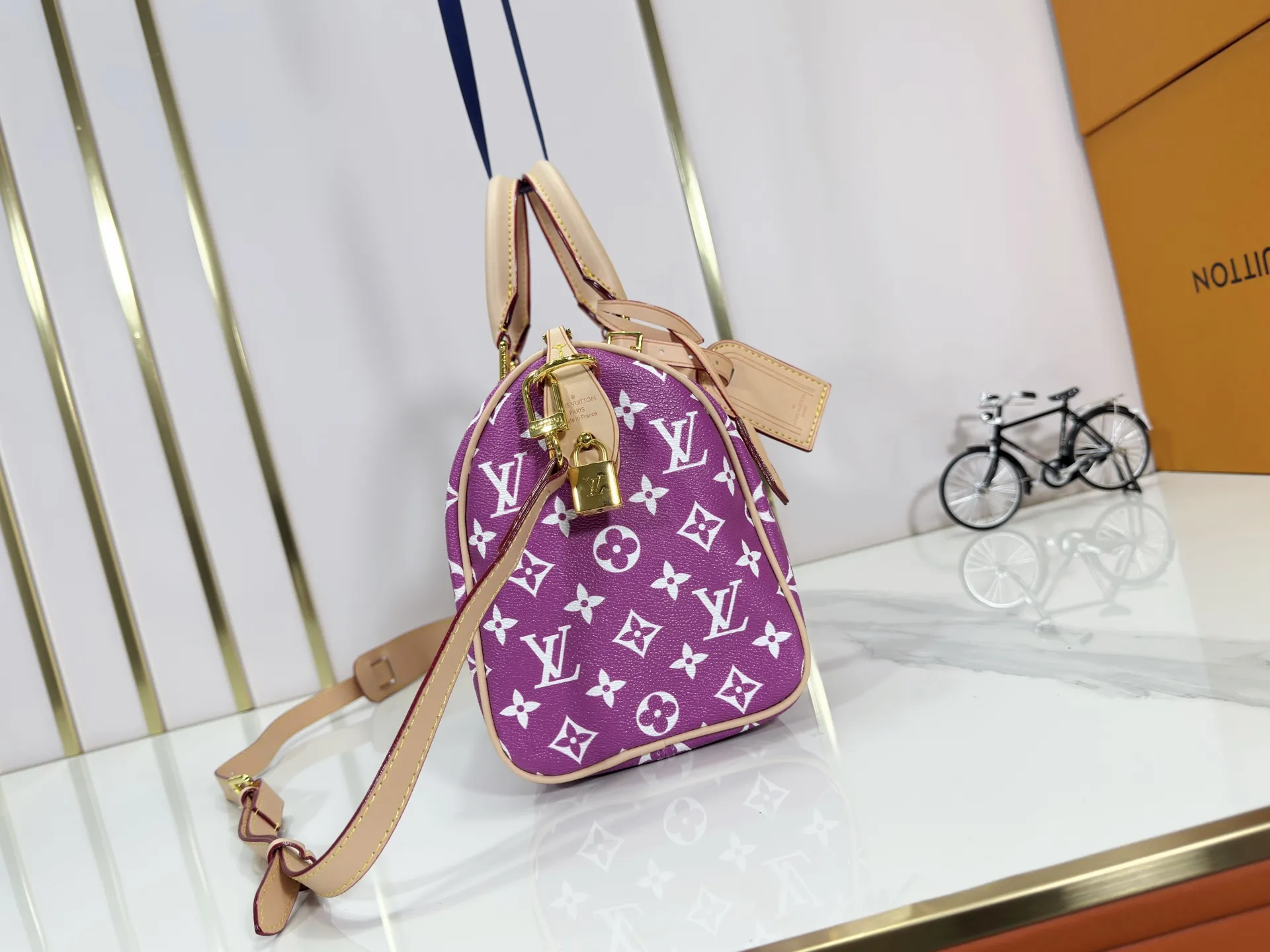 P280 Upgraded original M24426 M24425 M24424 M24423 M24443 M This Speedy Bandoulière 25 Monogram Leather handbag is made of soft cow leather and uses Monogram pattern to reproduce the elegant look and feel of canvas printing. Dazzling metal hardware, sheepskin lining and nameplate all reflect Creative Director Pharrell Williams' relentless attention to detail. Dimensions: 25.0 x 15.0 x 15.0 cm (length x height x width)