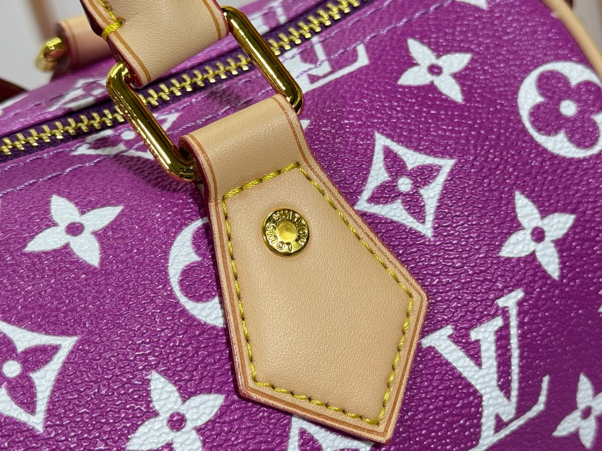 P280 Upgraded original M24426 M24425 M24424 M24423 M24443 M This Speedy Bandoulière 25 Monogram Leather handbag is made of soft cow leather and uses Monogram pattern to reproduce the elegant look and feel of canvas printing. Dazzling metal hardware, sheepskin lining and nameplate all reflect Creative Director Pharrell Williams' relentless attention to detail. Dimensions: 25.0 x 15.0 x 15.0 cm (length x height x width)