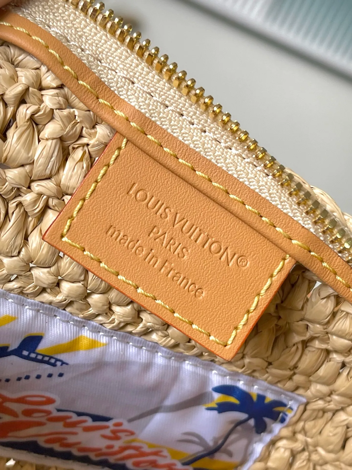 💰1460 Top original order M14456 No. This Speedy 25 Bandouliere handbag is made of raffia. It uses exquisite craftsmanship to give each finished product a unique style, and then uses distressed cow leather to add a retro charm. The LV lettering is embroidered in a corner of the front, and the top handle and detachable and adjustable shoulder strap allow for flexible carrying. Dimensions: 25 × 15 × 11 cm