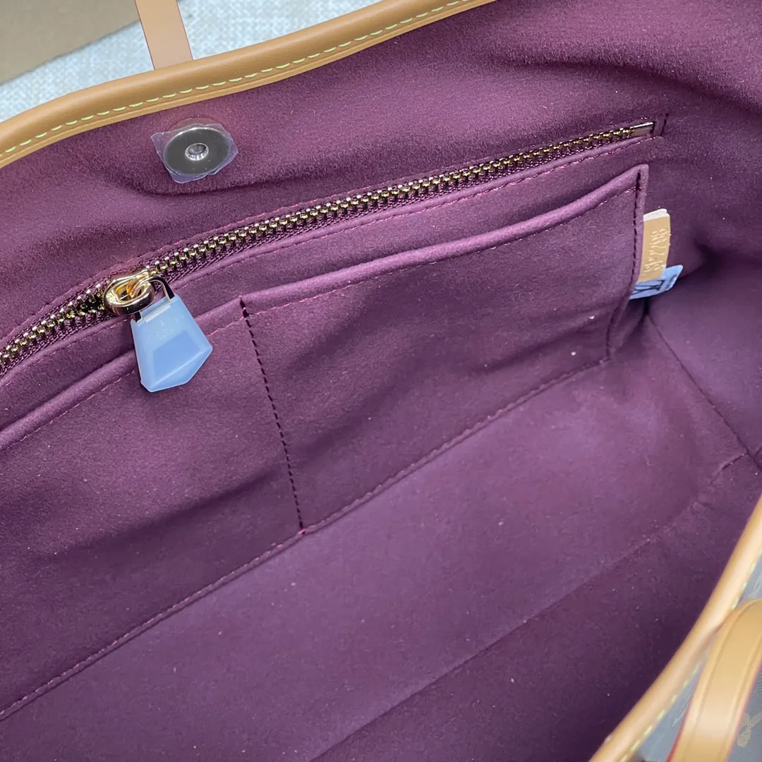 [Upgraded version] P500💰Upgraded version M46203 comes with gift box packaging💝🔘Carryall PM bag (small size) The most worth buying Carryall presbyopic series ~ It’s simply yyds! 👜The Carryall handbag adopts the consistent design of the Lv family hobo handbag in appearance; it also adds a girly bow element🎀 Equipped with a detachable zippered mini bag, 🉑️ it can be used as a coin purse or can be equipped with its own chain. With some decorations, it can become a new small bag. It is multi-purpose and super practical. As a functional commuting tote bag, the Carryall combines the advantages of durability, versatility and never goes out of style. It can be worn whether you are cool or lazy 😎 Dimensions: 29 x 24 x 12cm