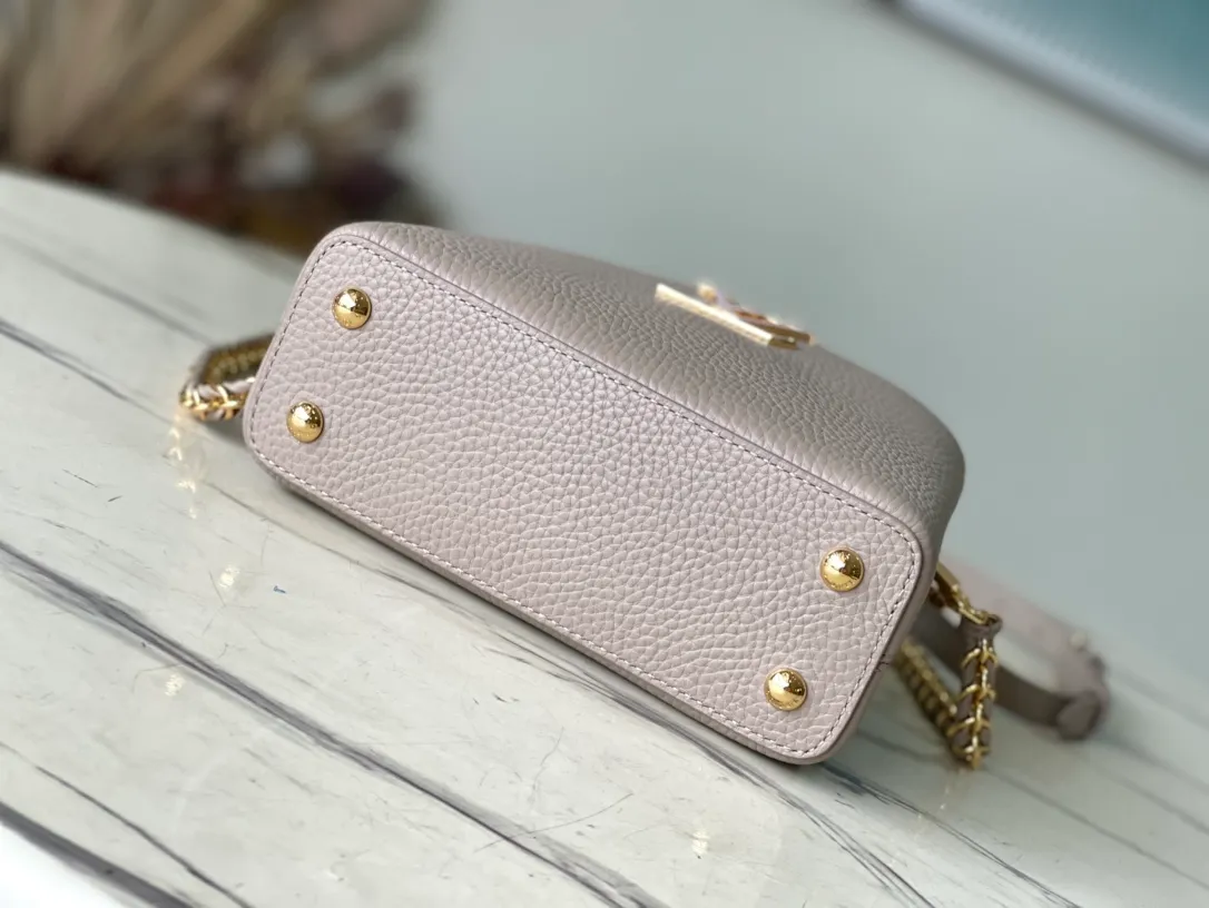 💰2160 (Special grade original leather) M23082 Elephant gray and white shell buckle Full leather cap Naying series Chinese Valentine's Day limited edition/mini Capucines BB handbag from LV Milky Way series, presenting an exclusive gift for Valentine's Day. Taurillon leather is dip-dyed in soft tones, while the metallic hardware's dazzling shine and iridescent gradient provide elegant contrast. The detachable chain and leather shoulder strap make it easy to carry over the shoulder or cross-body. 21×14×8cm (length x height x width)