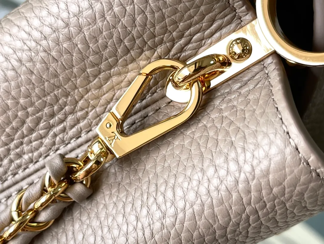 💰2160 (Special grade original leather) M23082 Elephant gray and white shell buckle Full leather cap Naying series Chinese Valentine's Day limited edition/mini Capucines BB handbag from LV Milky Way series, presenting an exclusive gift for Valentine's Day. Taurillon leather is dip-dyed in soft tones, while the metallic hardware's dazzling shine and iridescent gradient provide elegant contrast. The detachable chain and leather shoulder strap make it easy to carry over the shoulder or cross-body. 21×14×8cm (length x height x width)