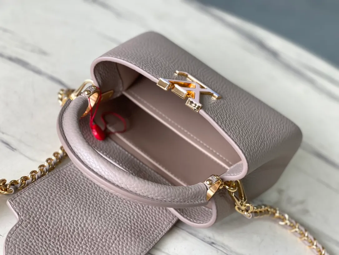 💰2160 (Special grade original leather) M23082 Elephant gray and white shell buckle Full leather cap Naying series Chinese Valentine's Day limited edition/mini Capucines BB handbag from LV Milky Way series, presenting an exclusive gift for Valentine's Day. Taurillon leather is dip-dyed in soft tones, while the metallic hardware's dazzling shine and iridescent gradient provide elegant contrast. The detachable chain and leather shoulder strap make it easy to carry over the shoulder or cross-body. 21×14×8cm (length x height x width)