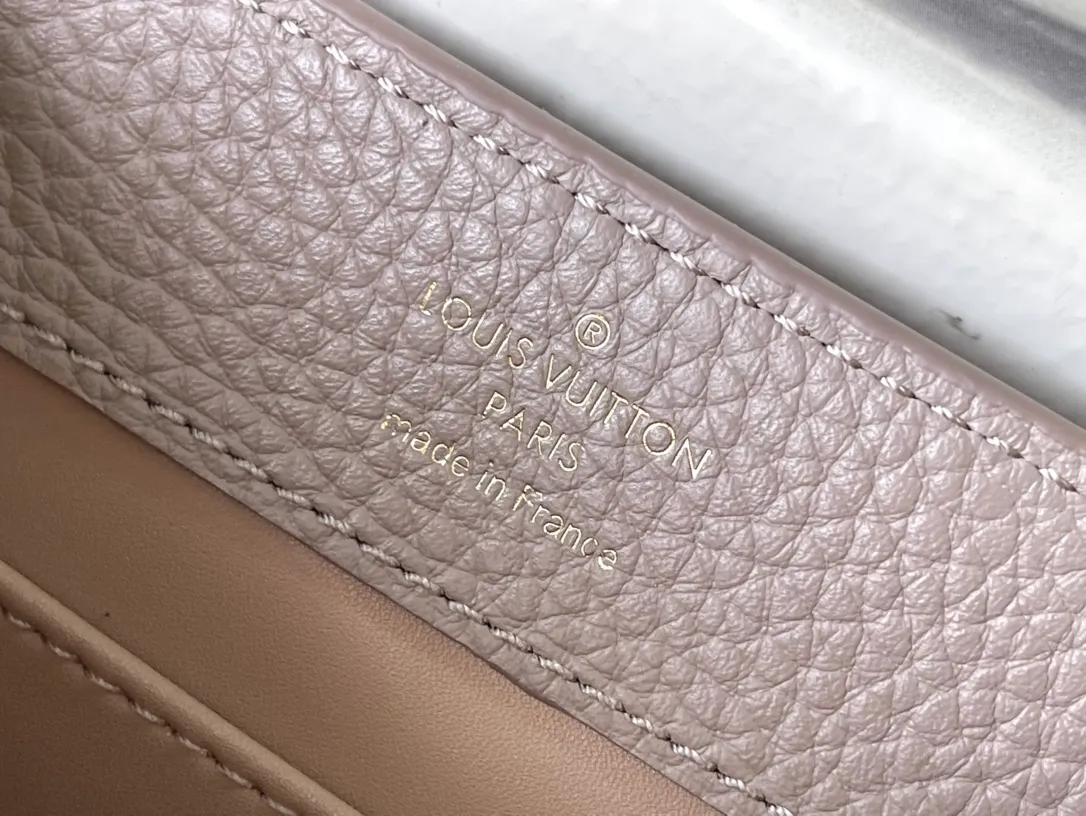 💰2160 (Special grade original leather) M23082 Elephant gray and white shell buckle Full leather cap Naying series Chinese Valentine's Day limited edition/mini Capucines BB handbag from LV Milky Way series, presenting an exclusive gift for Valentine's Day. Taurillon leather is dip-dyed in soft tones, while the metallic hardware's dazzling shine and iridescent gradient provide elegant contrast. The detachable chain and leather shoulder strap make it easy to carry over the shoulder or cross-body. 21×14×8cm (length x height x width)