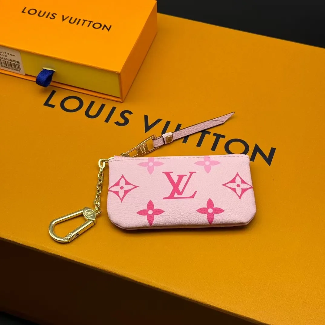 P100💰 💎Upgraded from the original version🇫🇷 This Damier small leather bag can hold change and keys, and can be easily put into a handbag or clothing pocket. Key ring, key hook can be hung on the D-ring provided with most Louis Vuitton handbags, zipper closure, Damier canvas texture and embossed calfskin, shiny gold-tone hardware. Model: M82203 M80885 M62650, size: 12x7cm
