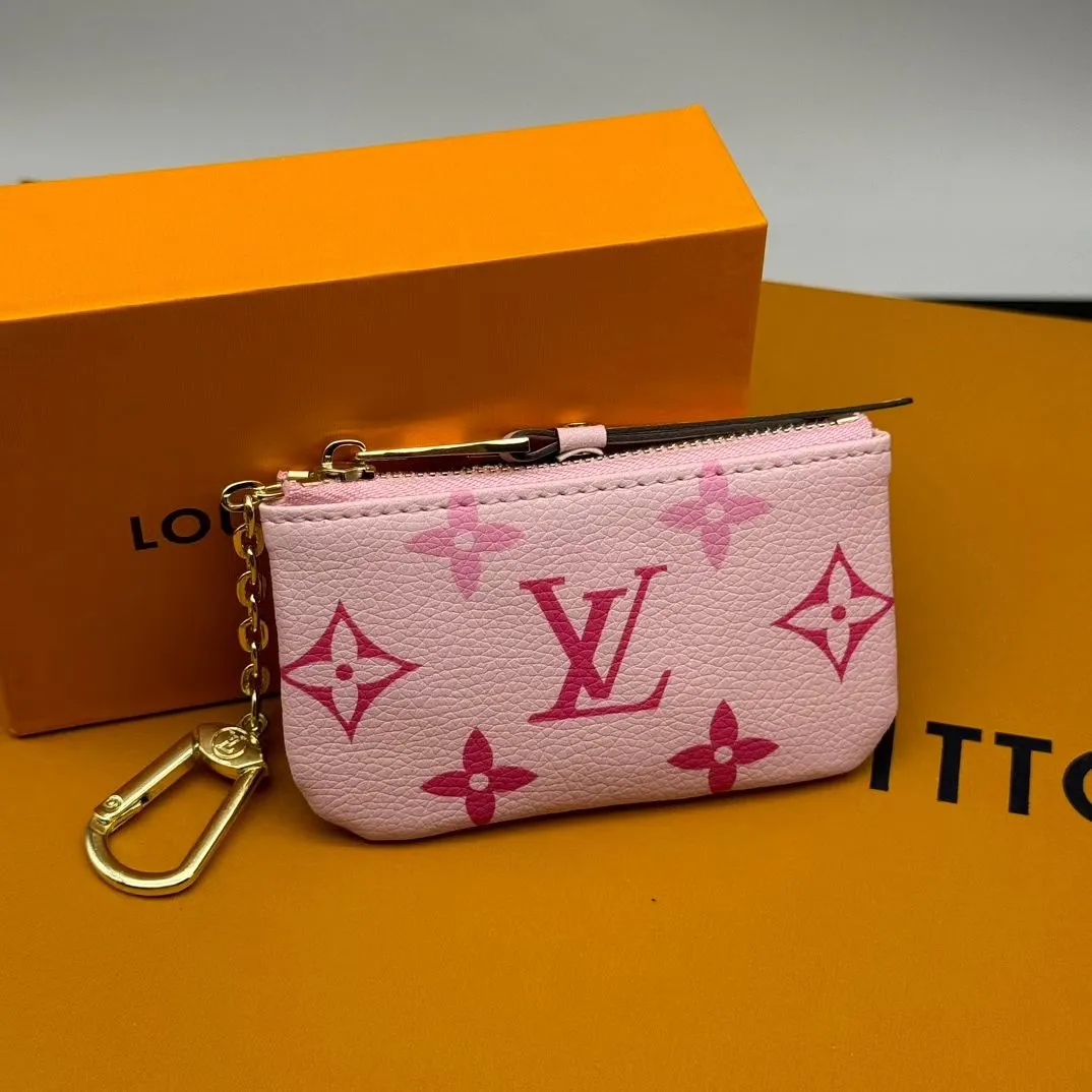 P100💰 💎Upgraded from the original version🇫🇷 This Damier small leather bag can hold change and keys, and can be easily put into a handbag or clothing pocket. Key ring, key hook can be hung on the D-ring provided with most Louis Vuitton handbags, zipper closure, Damier canvas texture and embossed calfskin, shiny gold-tone hardware. Model: M82203 M80885 M62650, size: 12x7cm