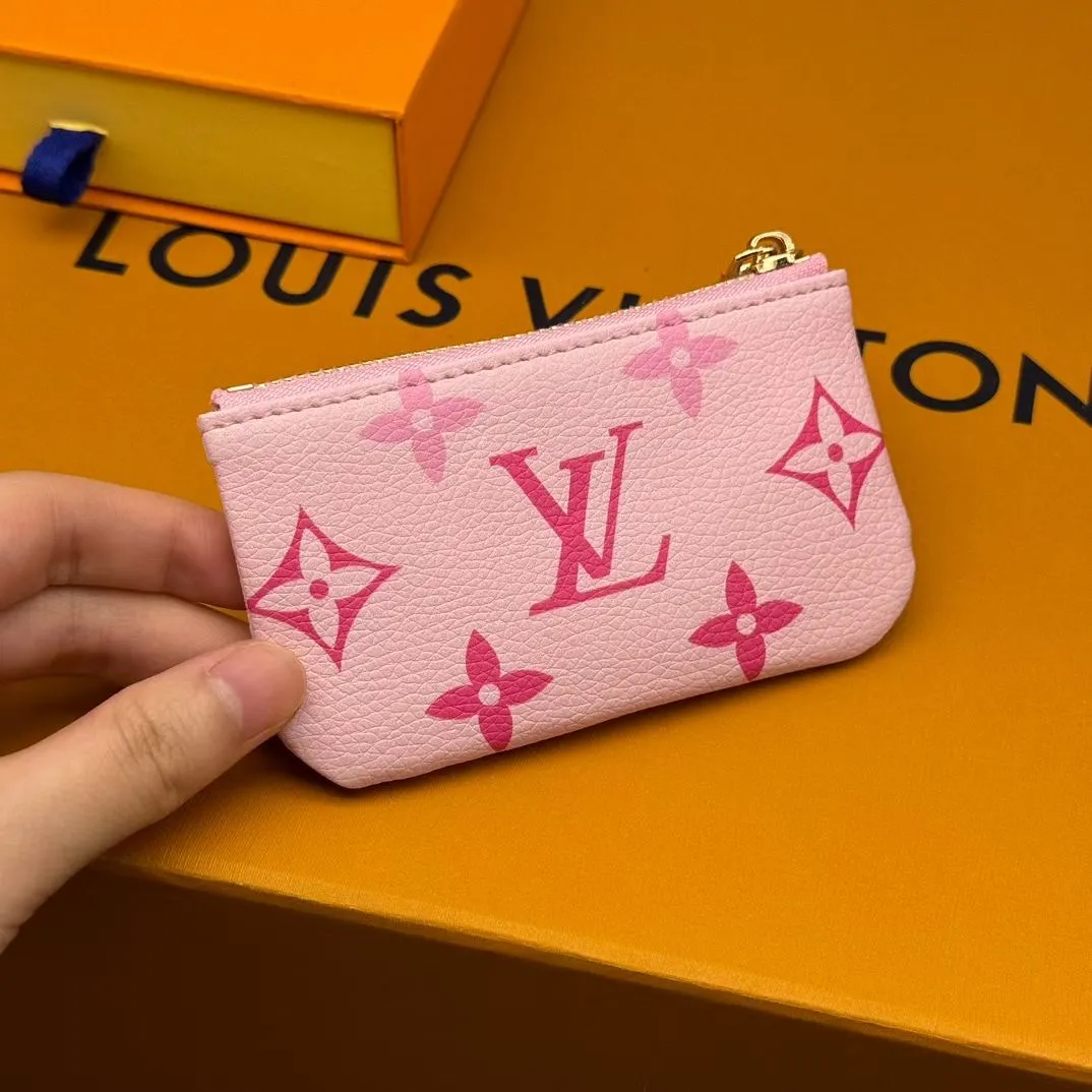 P100💰 💎Upgraded from the original version🇫🇷 This Damier small leather bag can hold change and keys, and can be easily put into a handbag or clothing pocket. Key ring, key hook can be hung on the D-ring provided with most Louis Vuitton handbags, zipper closure, Damier canvas texture and embossed calfskin, shiny gold-tone hardware. Model: M82203 M80885 M62650, size: 12x7cm
