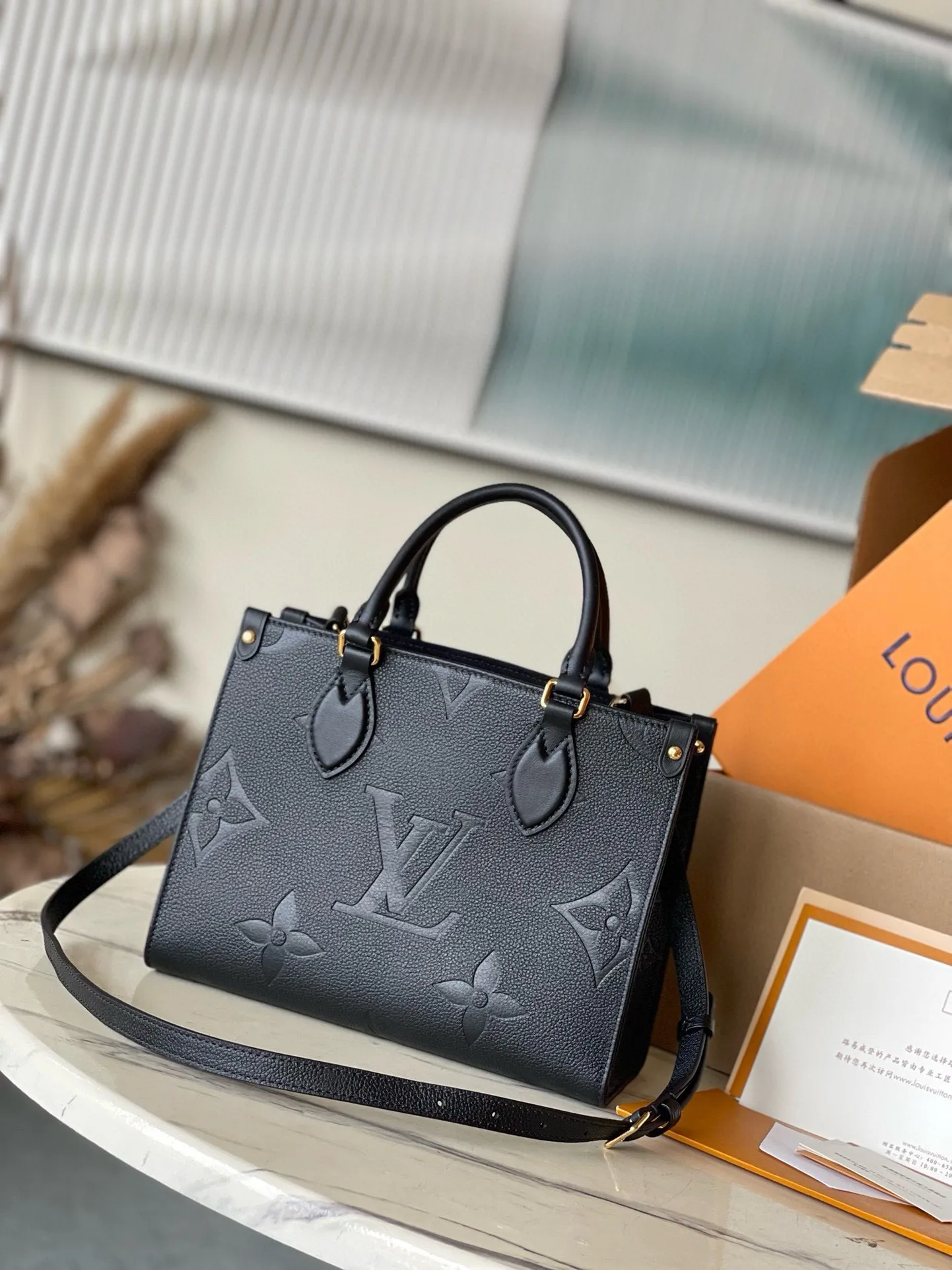 💰1040 (first-grain leather) top original M45653 black printed Onthego small Tote bag draws inspiration from the classic Sac Plat handbag in 1968. It is made of Monogram Empreinte leather with Medium Bicolor Monogram pattern embossed to create a miniature version, which can store daily needs such as iPad Mini. Flexible handles and detachable shoulder strap enrich carrying options. Dimensions: 25 x 19 x 11.5 cm