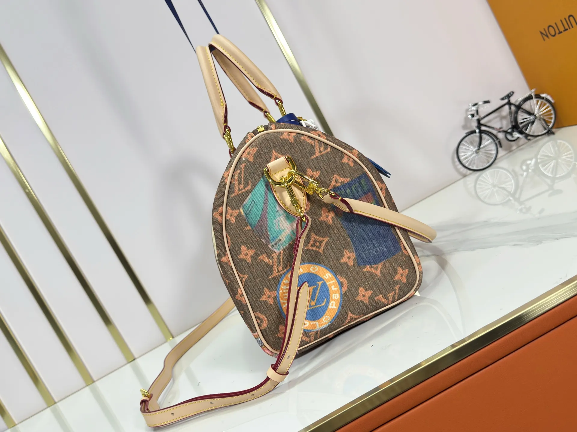 P300 upgraded original M14587 M40391 M14736 This Sedy Soft 30 handbag interprets the Monogram Dune with retro touches, with aircraft-shaped decoration and collage effect label, paying tribute to the design of the Gaston Louis Vuitton collection series. The long handle makes it easy to carry on the shoulder, making it a great travel companion. 30.0 x 21.0 x 17.0 cm (L x H x W) • Coated canvas • Cow leather trim • Metal hardware • Double zipper closure • Internal zippered pocket • Key holder • Patch name tag • Airplane style decoration • Holds 9" tablet, 6.7" smart phone, Ziy long wallet, keys, tissues, and sun • Shoulder strap: removable, non-adjustable • Strap half length: 24.0 cm • Handle: Double handle.
