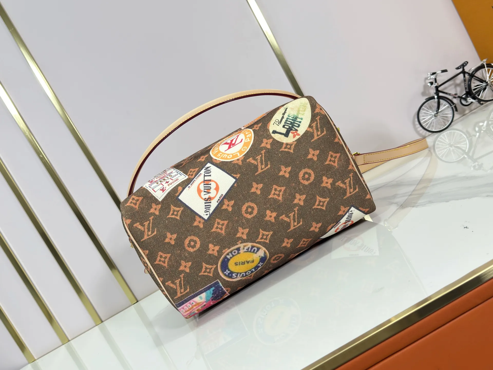 P300 upgraded original M14587 M40391 M14736 This Sedy Soft 30 handbag interprets the Monogram Dune with retro touches, with aircraft-shaped decoration and collage effect label, paying tribute to the design of the Gaston Louis Vuitton collection series. The long handle makes it easy to carry on the shoulder, making it a great travel companion. 30.0 x 21.0 x 17.0 cm (L x H x W) • Coated canvas • Cow leather trim • Metal hardware • Double zipper closure • Internal zippered pocket • Key holder • Patch name tag • Airplane style decoration • Holds 9" tablet, 6.7" smart phone, Ziy long wallet, keys, tissues, and sun • Shoulder strap: removable, non-adjustable • Strap half length: 24.0 cm • Handle: Double handle.