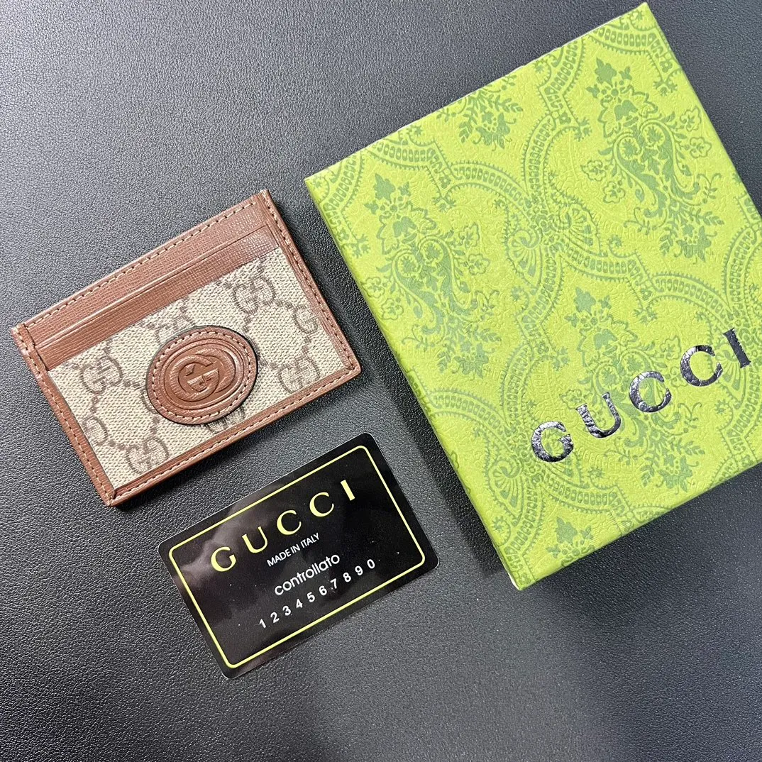 💰100 💎 Upgraded original version 🇮🇹 This card holder is ingeniously decorated with different styles of brand logos [Celebration] GG Supreme canvas material and oval interlocking double G logo complement each other, highlighting the elegance and extraordinary charm. Two archival details blend together to give this accessory a vintage feel. Style number: 673002 Size: 10x 7cm