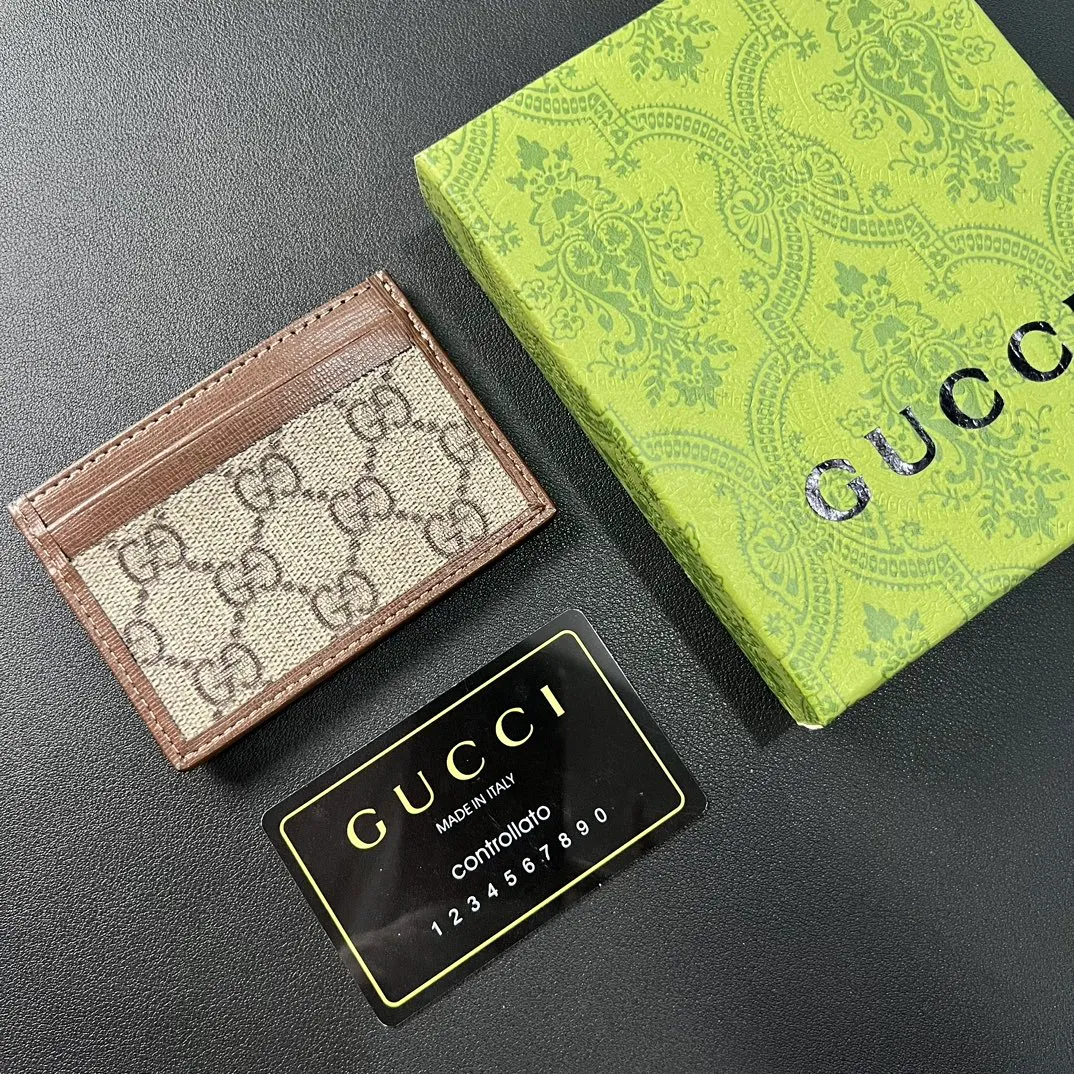 💰100 💎 Upgraded original version 🇮🇹 This card holder is ingeniously decorated with different styles of brand logos [Celebration] GG Supreme canvas material and oval interlocking double G logo complement each other, highlighting the elegance and extraordinary charm. Two archival details blend together to give this accessory a vintage feel. Style number: 673002 Size: 10x 7cm