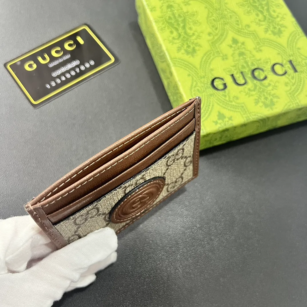 💰100 💎 Upgraded original version 🇮🇹 This card holder is ingeniously decorated with different styles of brand logos [Celebration] GG Supreme canvas material and oval interlocking double G logo complement each other, highlighting the elegance and extraordinary charm. Two archival details blend together to give this accessory a vintage feel. Style number: 673002 Size: 10x 7cm