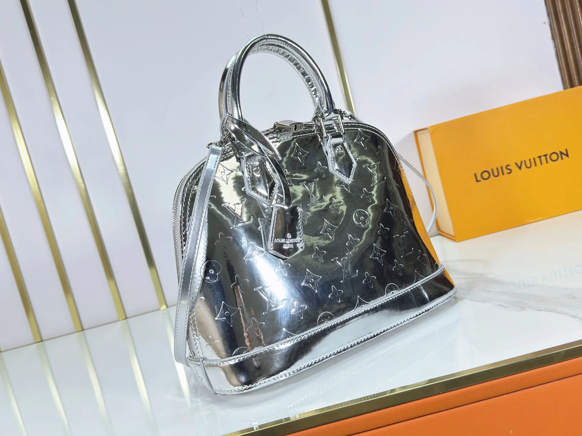 P260 upgraded original M26335 M53152 M53151 This large Alma handbag highlights the style of the LV Ski series with this season's technical details. The Monogram Miroir weather-resistant canvas surface is dip-dyed in Silver tones and paired with matching hardware for a dazzling look. Inject retro-futuristic style into any outfit. An LV logo padlock and removable shoulder strap complete the look. Dimensions: 32.0 x 24.0 x 15.0 (cm) ((length x height x width)