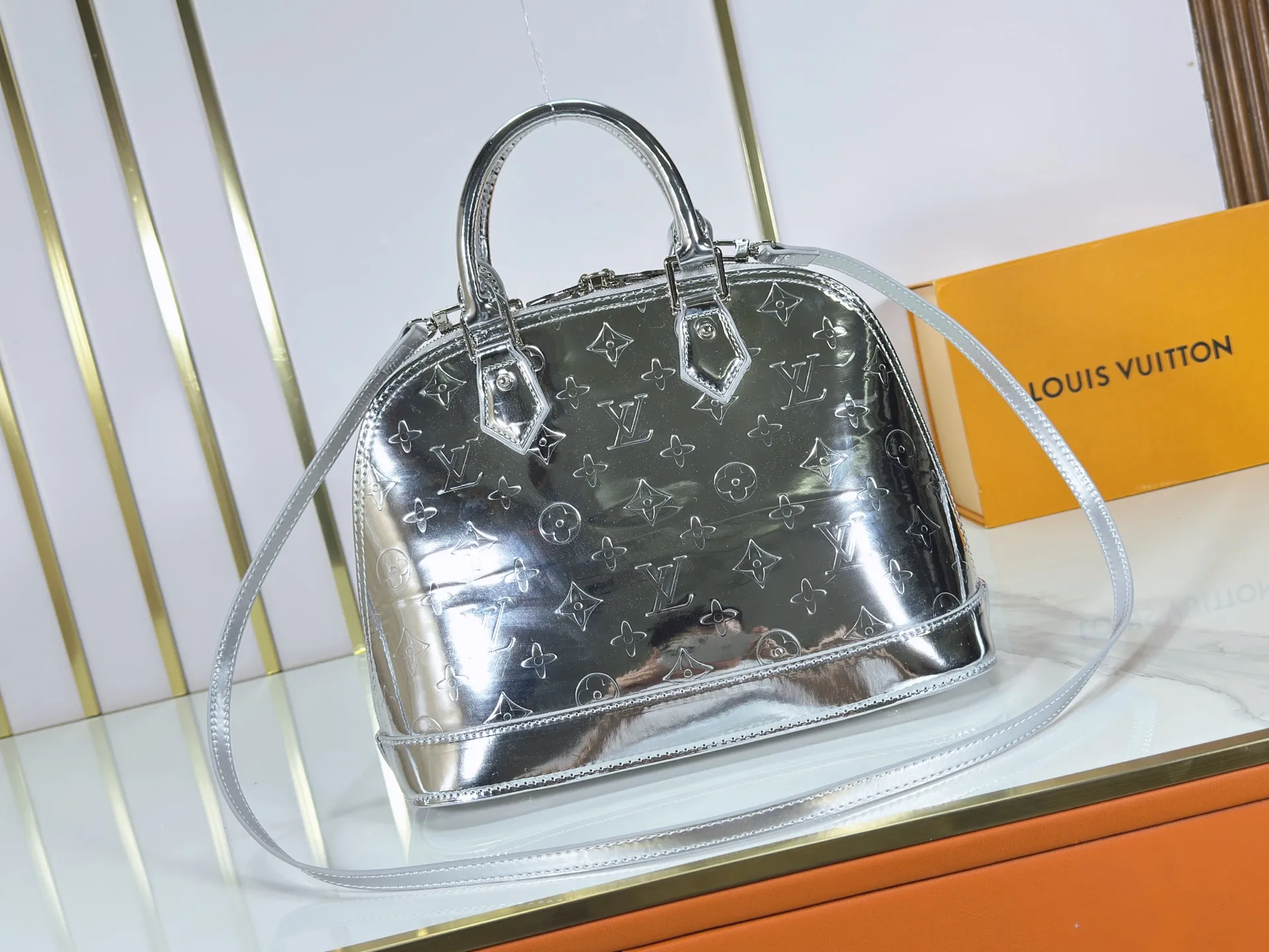 P260 upgraded original M26335 M53152 M53151 This large Alma handbag highlights the style of the LV Ski series with this season's technical details. The Monogram Miroir weather-resistant canvas surface is dip-dyed in Silver tones and paired with matching hardware for a dazzling look. Inject retro-futuristic style into any outfit. An LV logo padlock and removable shoulder strap complete the look. Dimensions: 32.0 x 24.0 x 15.0 (cm) ((length x height x width)