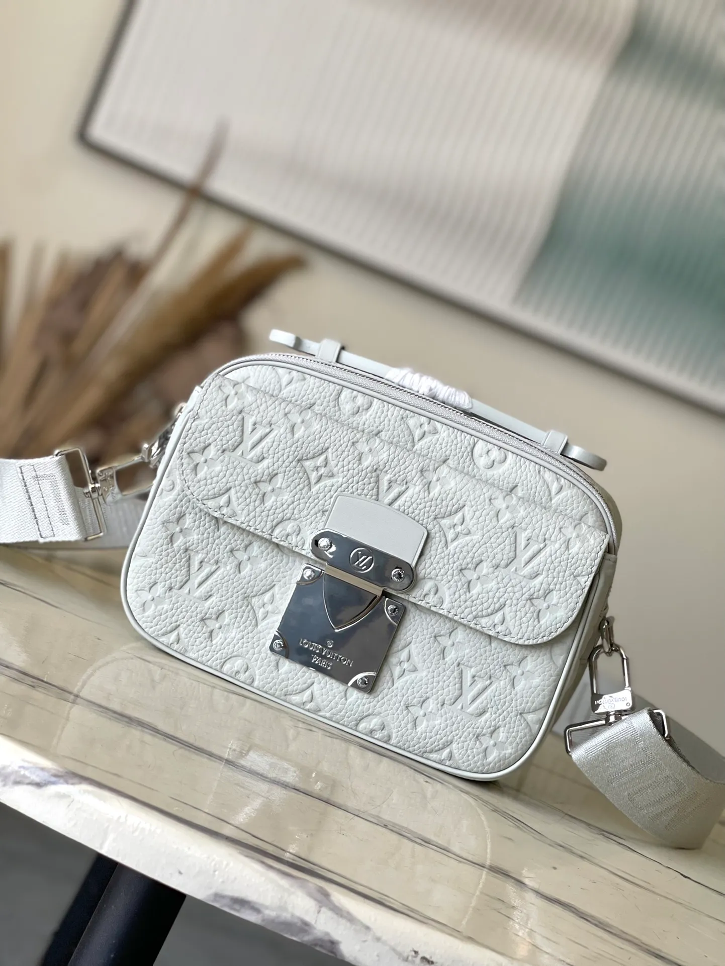 💰1200 (top layer leather) Top original order M23152 Gray green This S Lock messenger bag is made of grained Taurillon leather with LV letters and Monogram floral patterns embossed on it. The S Lock egg buckle opens the wide front pocket, recalling the suitcase lock design created by Georges Vuitton in 1886. The wide, removable and adjustable shoulder strap adds flexibility. Dimensions: 22 × 18 × 8 cm