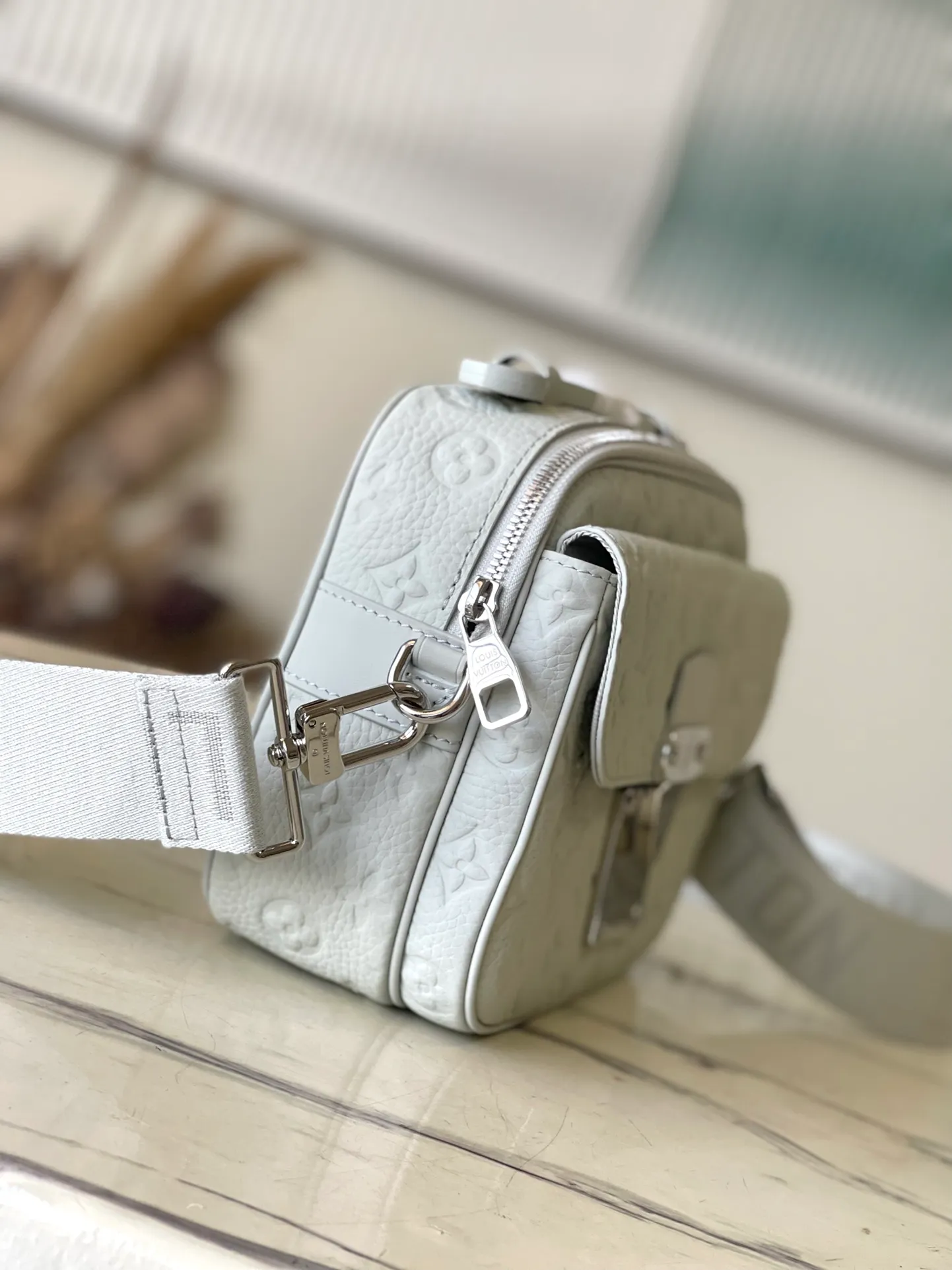 💰1200 (top layer leather) Top original order M23152 Gray green This S Lock messenger bag is made of grained Taurillon leather with LV letters and Monogram floral patterns embossed on it. The S Lock egg buckle opens the wide front pocket, recalling the suitcase lock design created by Georges Vuitton in 1886. The wide, removable and adjustable shoulder strap adds flexibility. Dimensions: 22 × 18 × 8 cm