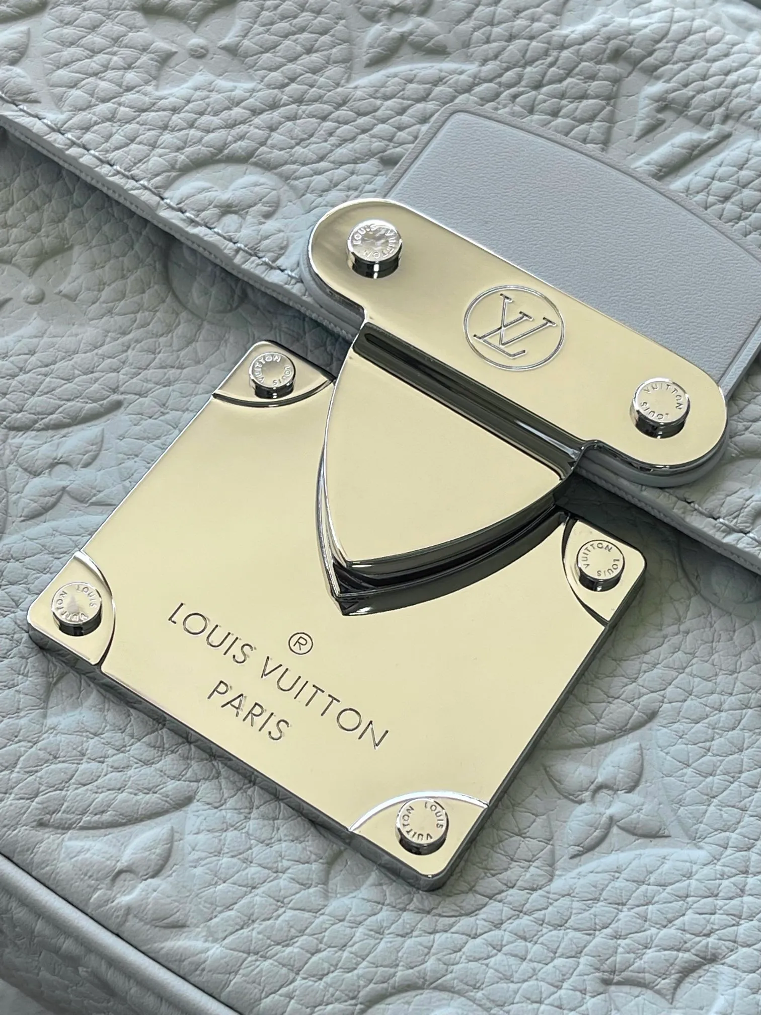 💰1200 (top layer leather) Top original order M23152 Gray green This S Lock messenger bag is made of grained Taurillon leather with LV letters and Monogram floral patterns embossed on it. The S Lock egg buckle opens the wide front pocket, recalling the suitcase lock design created by Georges Vuitton in 1886. The wide, removable and adjustable shoulder strap adds flexibility. Dimensions: 22 × 18 × 8 cm