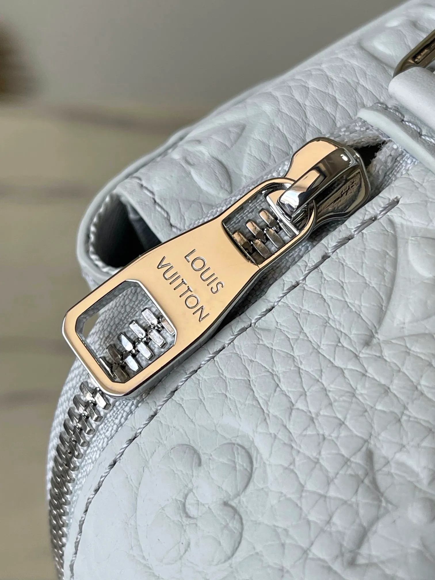💰1200 (top layer leather) Top original order M23152 Gray green This S Lock messenger bag is made of grained Taurillon leather with LV letters and Monogram floral patterns embossed on it. The S Lock egg buckle opens the wide front pocket, recalling the suitcase lock design created by Georges Vuitton in 1886. The wide, removable and adjustable shoulder strap adds flexibility. Dimensions: 22 × 18 × 8 cm