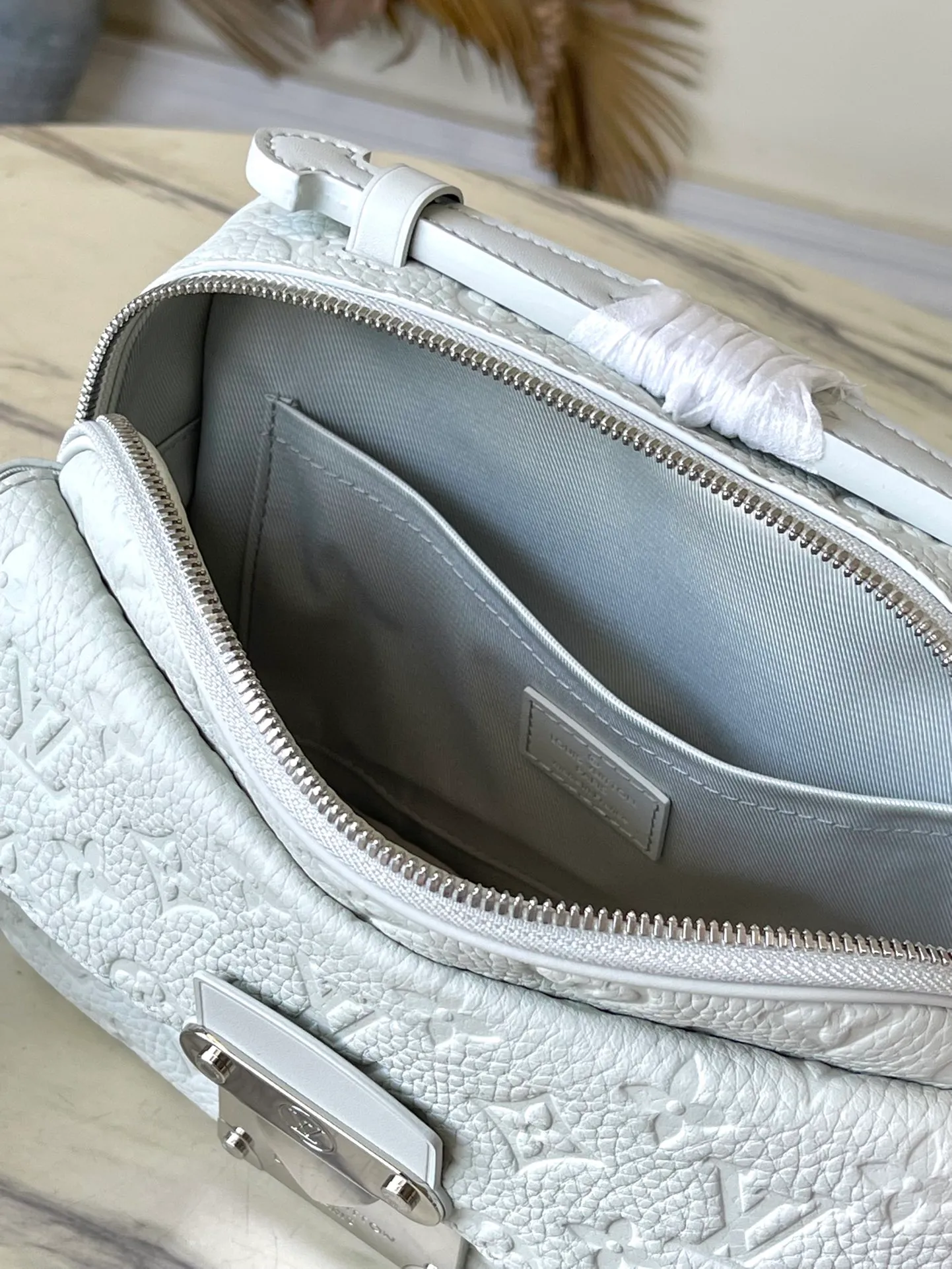 💰1200 (top layer leather) Top original order M23152 Gray green This S Lock messenger bag is made of grained Taurillon leather with LV letters and Monogram floral patterns embossed on it. The S Lock egg buckle opens the wide front pocket, recalling the suitcase lock design created by Georges Vuitton in 1886. The wide, removable and adjustable shoulder strap adds flexibility. Dimensions: 22 × 18 × 8 cm