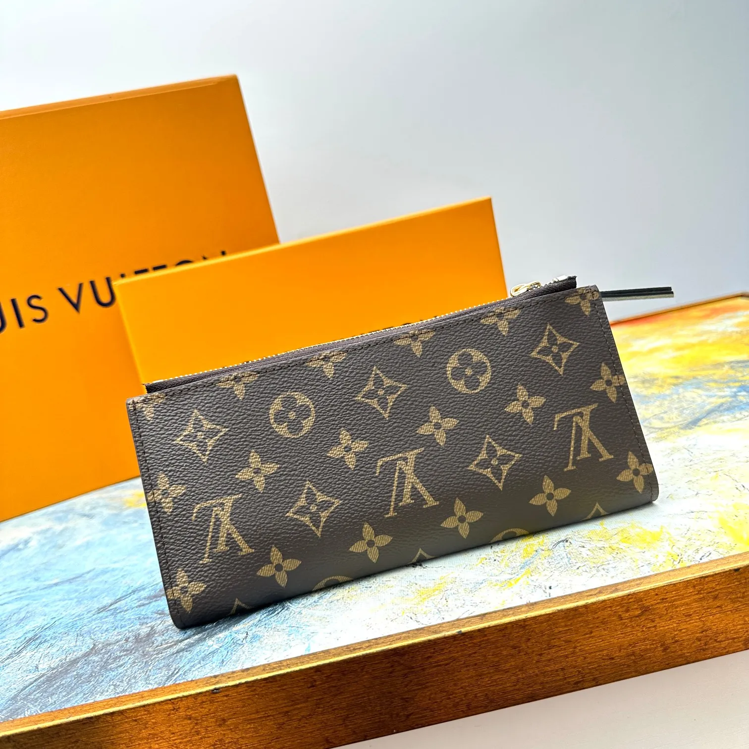 💰120 💎Top original version #Super practical, still popular# Official website synchronized version! Combining Louis Vuitton's classic Monogram canvas material with a bright colored leather lining, the stylish Adele wallet features a modern thin design, two leather zippers and a magnetic clasp for easy opening. It also works as a clutch. 12 credit card slots, 2 zippered compartments for coins or a smartphone, 2 flat interior pockets, embossed cowhide leather lining, shiny gold-tone hardware. ❤️Model: M61269 Size 21x9x2.