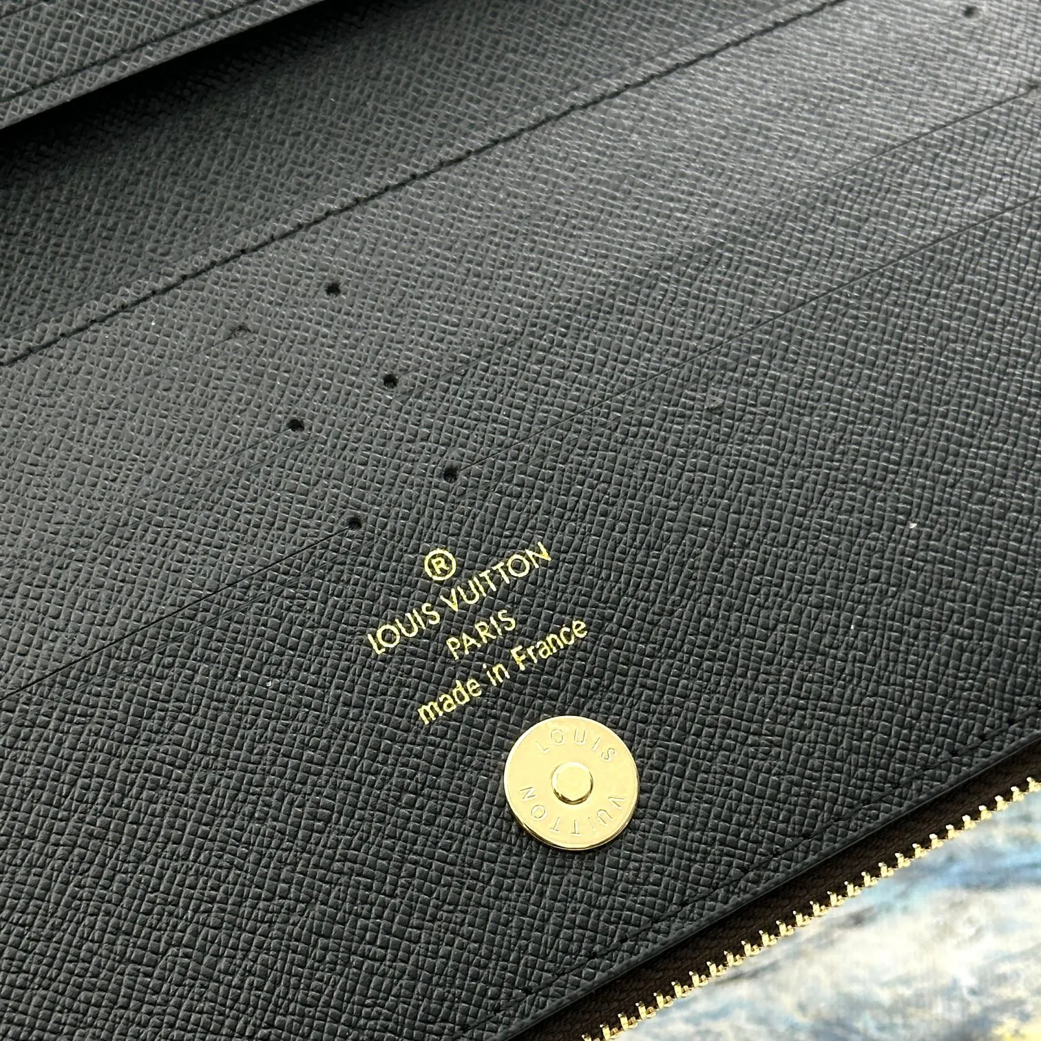 💰120 💎Top original version #Super practical, still popular# Official website synchronized version! Combining Louis Vuitton's classic Monogram canvas material with a bright colored leather lining, the stylish Adele wallet features a modern thin design, two leather zippers and a magnetic clasp for easy opening. It also works as a clutch. 12 credit card slots, 2 zippered compartments for coins or a smartphone, 2 flat interior pockets, embossed cowhide leather lining, shiny gold-tone hardware. ❤️Model: M61269 Size 21x9x2.