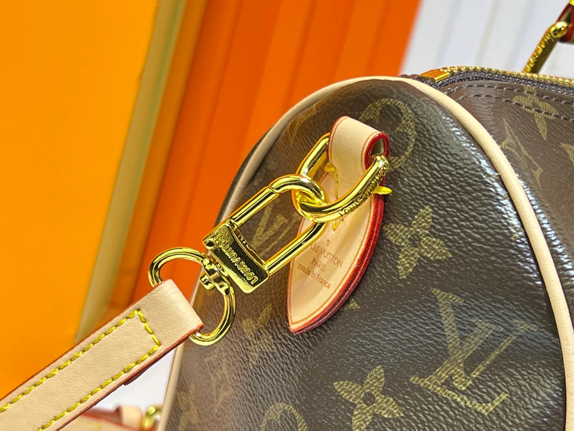 Batch 280💰Upgraded original M13805 M13257 M40390 lv Murakami Takashi co-branded NANOSPEEDY handbag This Nano Speedy handbag combines Monogram canvas and cow leather trim printing, with 33 colorful colors to interpret white tricolor and black tricolor. It has been launched in twelve sections and is very popular around the world and is loved by celebrities and celebrities. 25.0 x 19.0 x 15.0 cm