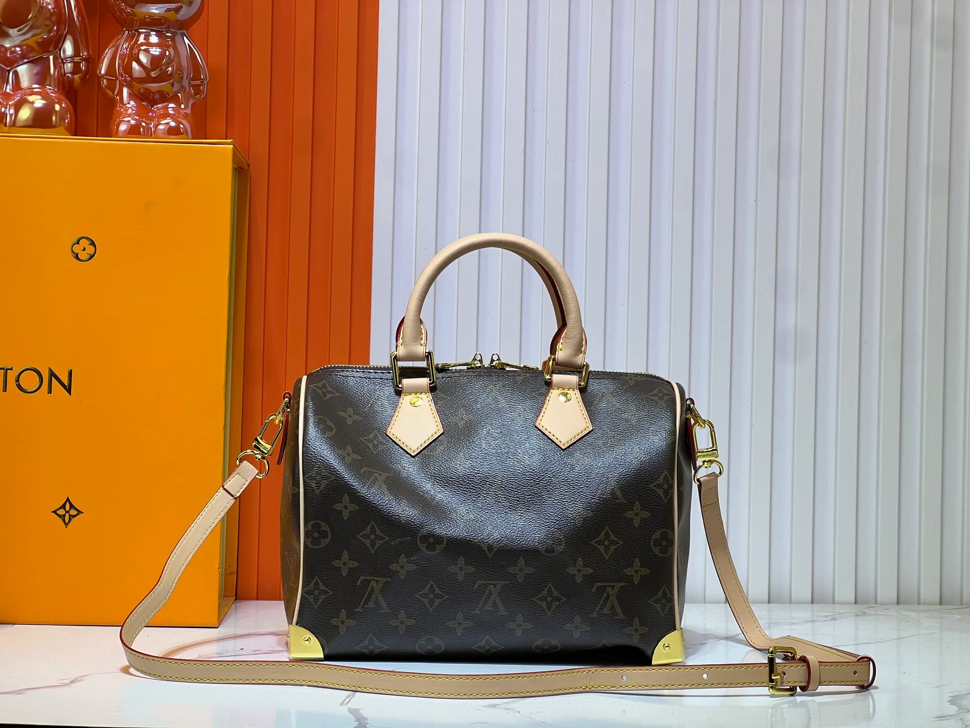 Batch 280💰Upgraded original M13805 M13257 M40390 lv Murakami Takashi co-branded NANOSPEEDY handbag This Nano Speedy handbag combines Monogram canvas and cow leather trim printing, with 33 colorful colors to interpret white tricolor and black tricolor. It has been launched in twelve sections and is very popular around the world and is loved by celebrities and celebrities. 25.0 x 19.0 x 15.0 cm