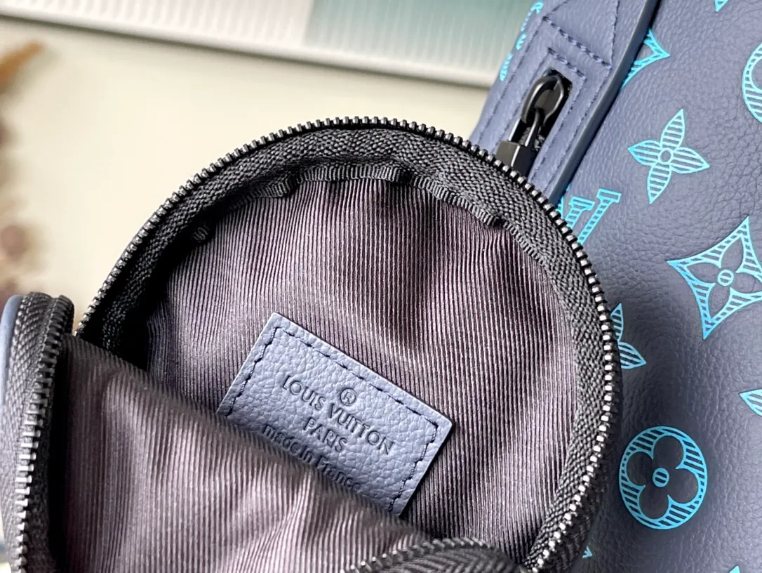 💰1200 (first layer leather) top quality original order M46562 blue full leather men's bag chest bag series DUO shoulder bag Duo shoulder bag is made of Monogram canvas and Taïga cow leather. It is equipped with a detachable zipper bag and zipper side pocket for storing change or other needs. It interprets multiple trend concepts with a leisurely style and provides an alternative to traditional backpacks. Detailed features: 20 x 42 x 6 cm