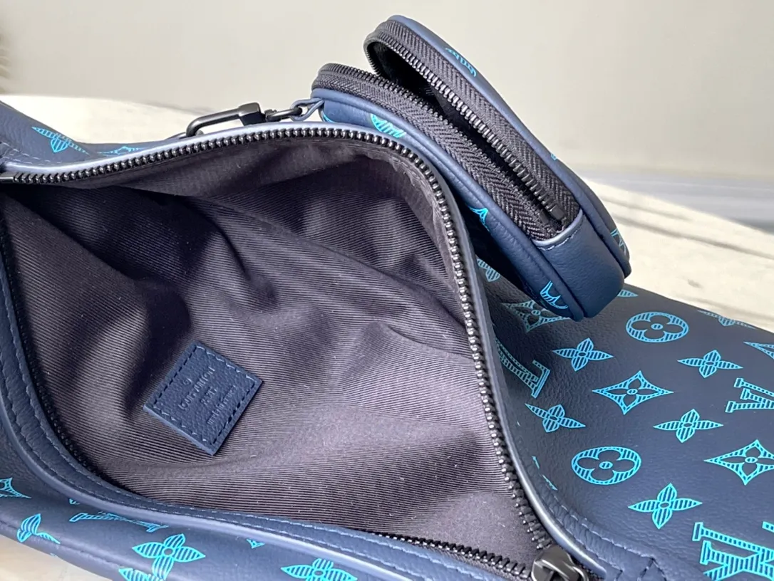 💰1200 (first layer leather) top quality original order M46562 blue full leather men's bag chest bag series DUO shoulder bag Duo shoulder bag is made of Monogram canvas and Taïga cow leather. It is equipped with a detachable zipper bag and zipper side pocket for storing change or other needs. It interprets multiple trend concepts with a leisurely style and provides an alternative to traditional backpacks. Detailed features: 20 x 42 x 6 cm