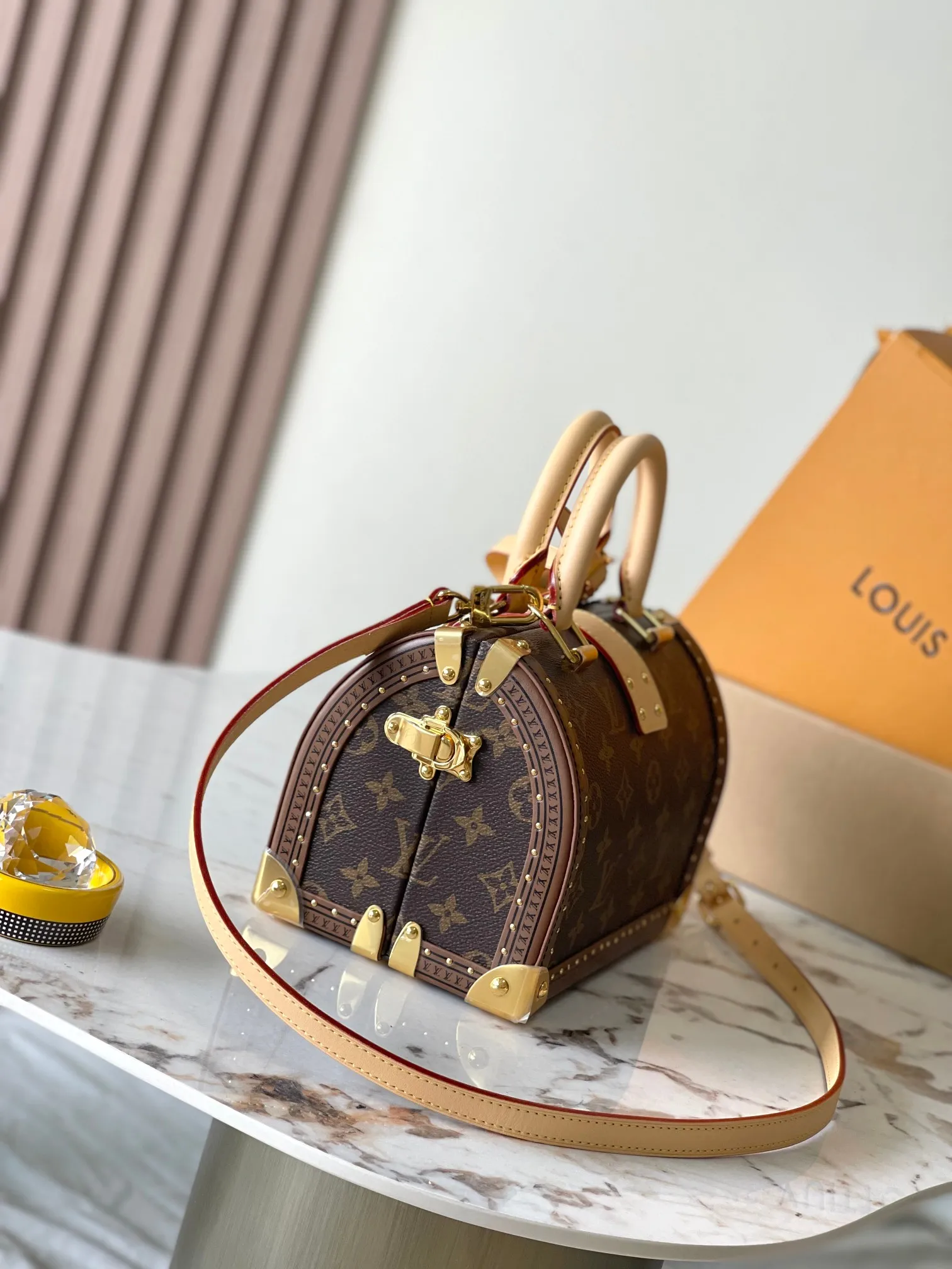 p4400 [Special grade MB chip version original leather] This lconic Speedy 20 handbag incorporates all the brand hard box elements, from edging to metal corners. Model: M11154 presbyopia dynamic chip version Material: A-grade all-steel hardware, imported original fabric Packaging: full set of original duty-free MB packaging Size: 21*15*13CM