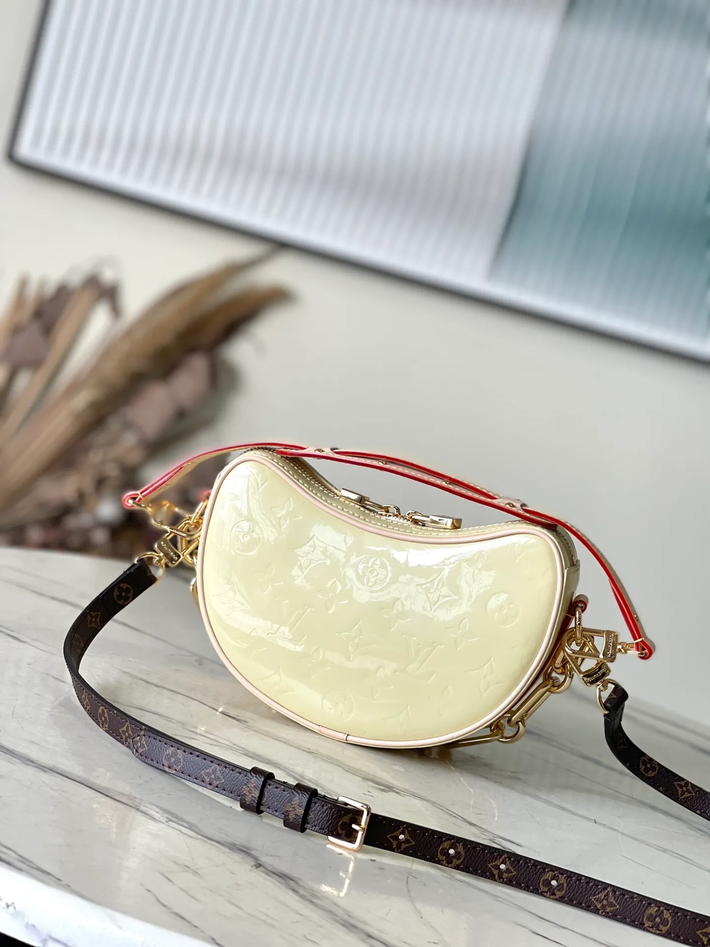 💰1700 (top-grain leather) Top original order M24020 Yellow This Croissant small handbag is made of glossy Monogram Vernis cow leather with a subtle embossed Monogram pattern, and is upgraded to a graceful style with pastel colors and a detachable metal chain. The inner patch pocket highlights functional considerations, and the detachable shoulder strap allows for a short shoulder carry experience. Dimensions: 21 x 13 x 7 cm (length x height x width)