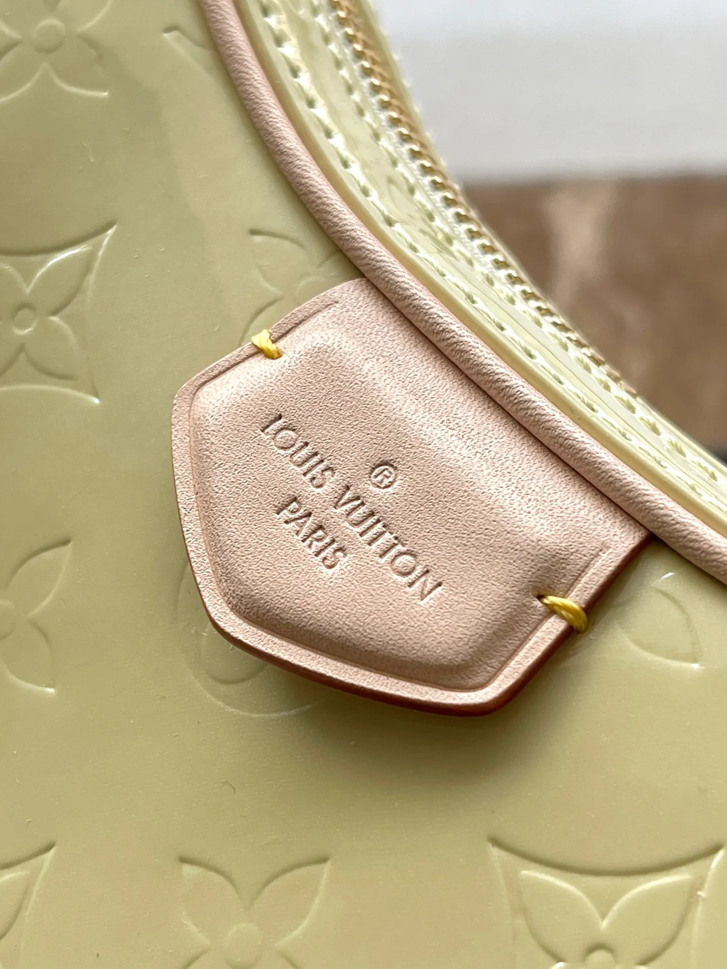 💰1700 (top-grain leather) Top original order M24020 Yellow This Croissant small handbag is made of glossy Monogram Vernis cow leather with a subtle embossed Monogram pattern, and is upgraded to a graceful style with pastel colors and a detachable metal chain. The inner patch pocket highlights functional considerations, and the detachable shoulder strap allows for a short shoulder carry experience. Dimensions: 21 x 13 x 7 cm (length x height x width)