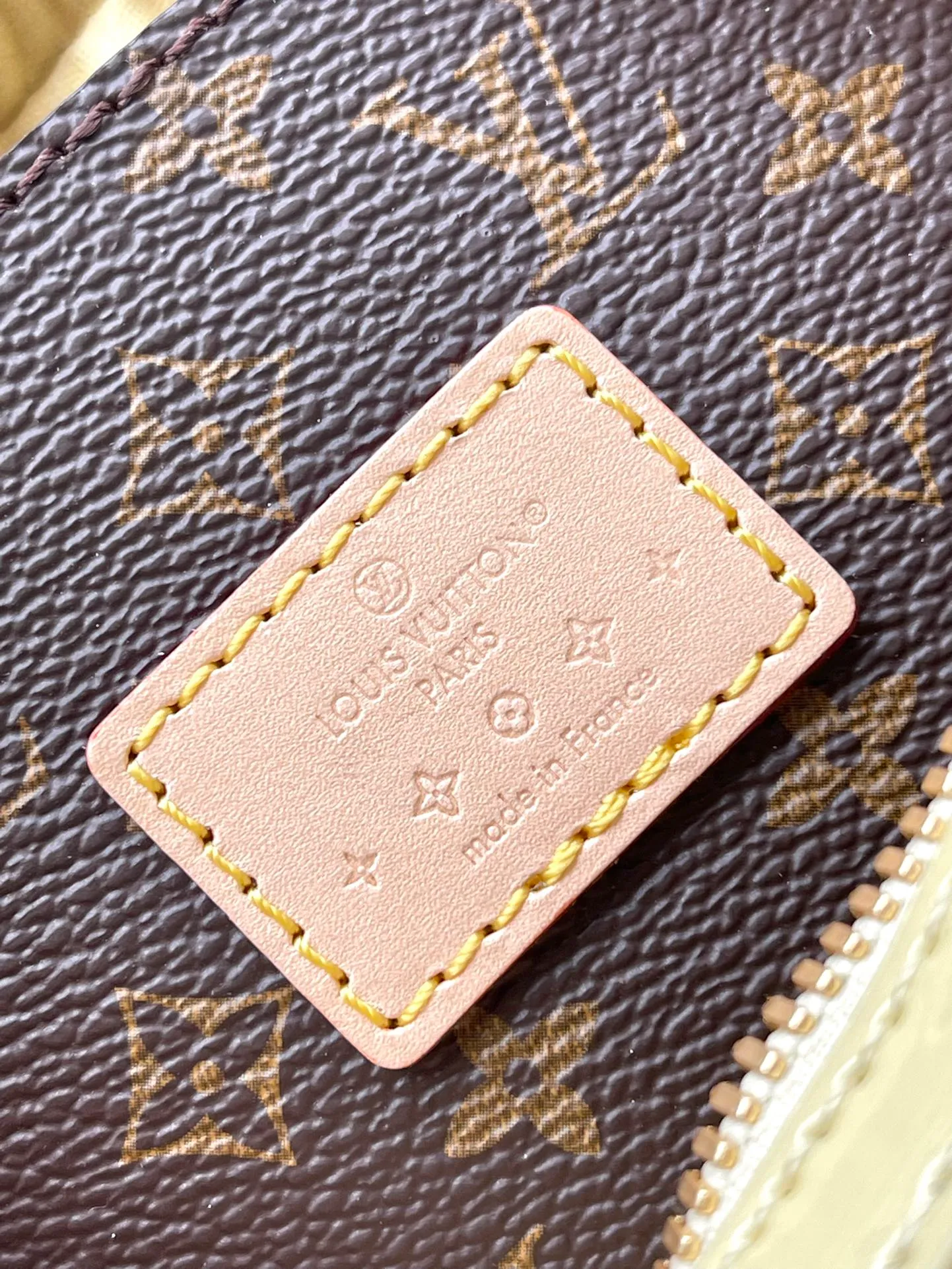 💰1700 (top-grain leather) Top original order M24020 Yellow This Croissant small handbag is made of glossy Monogram Vernis cow leather with a subtle embossed Monogram pattern, and is upgraded to a graceful style with pastel colors and a detachable metal chain. The inner patch pocket highlights functional considerations, and the detachable shoulder strap allows for a short shoulder carry experience. Dimensions: 21 x 13 x 7 cm (length x height x width)