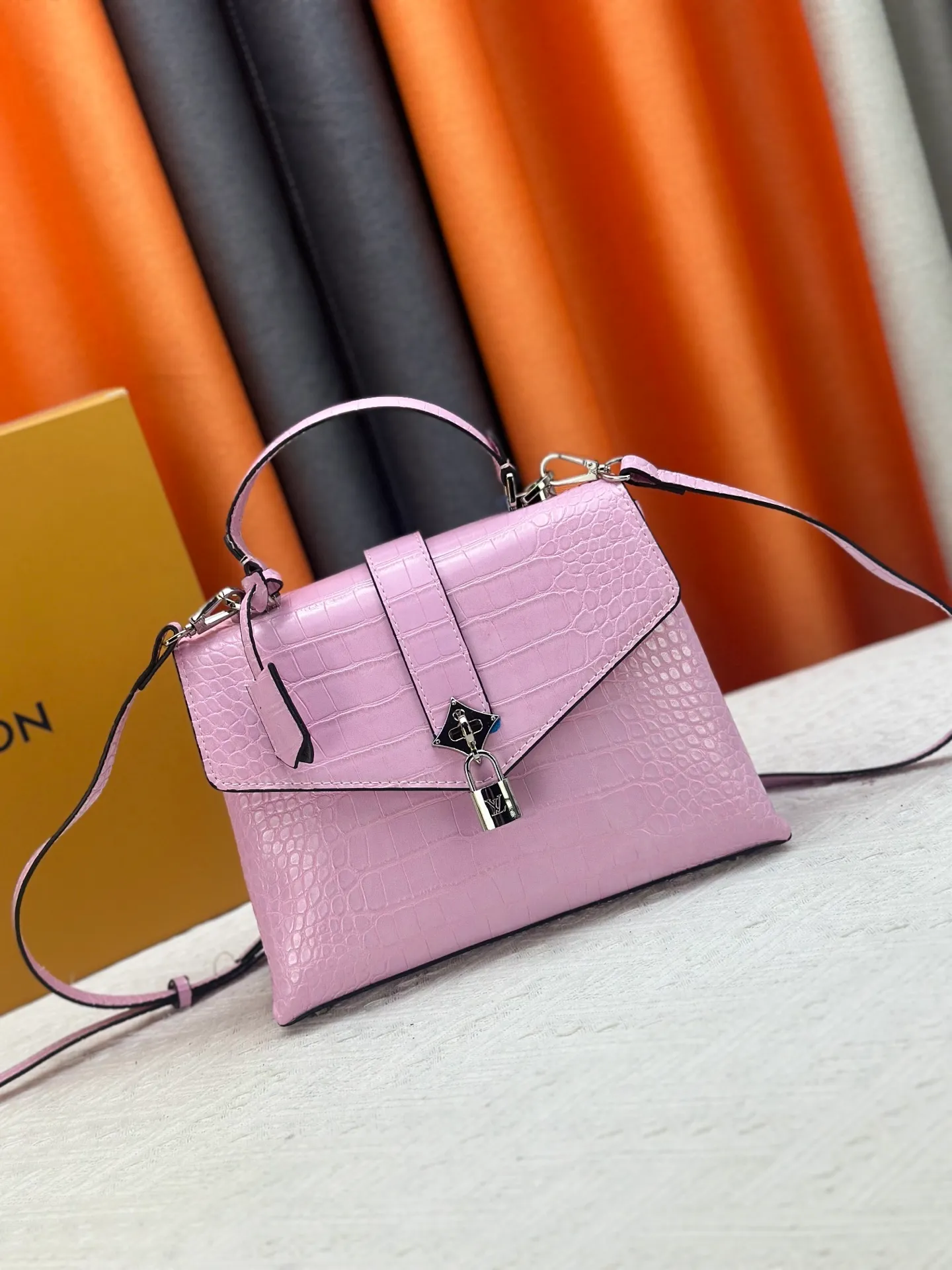 P300 M80527 N82033.N98925 Crocodile black N98928.N80432 Crocodile pink N99017 Crocodile gray N84714 Himalayan N86012 black with crocodile Rose des Vents small handbag is made of smooth and grained calfskin to outline elegant lines, embellished with golden LV padlocks to shine. Clever use of the top handle and detachable and adjustable shoulder strap create an elegant elbow or practical cross-body style for everyday travel. Medium size Length 27 Width 11 Height 19