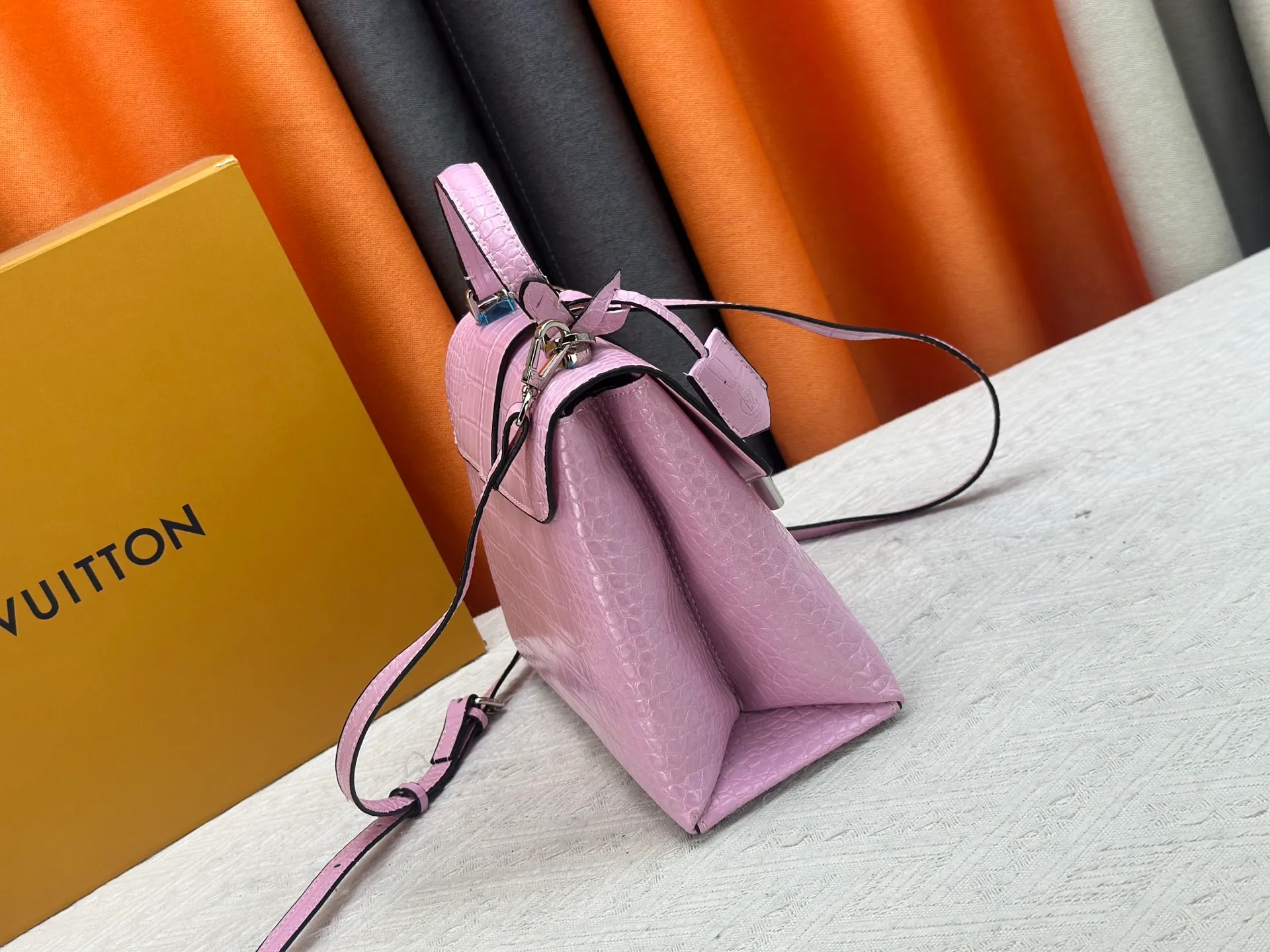 P300 M80527 N82033.N98925 Crocodile black N98928.N80432 Crocodile pink N99017 Crocodile gray N84714 Himalayan N86012 black with crocodile Rose des Vents small handbag is made of smooth and grained calfskin to outline elegant lines, embellished with golden LV padlocks to shine. Clever use of the top handle and detachable and adjustable shoulder strap create an elegant elbow or practical cross-body style for everyday travel. Medium size Length 27 Width 11 Height 19