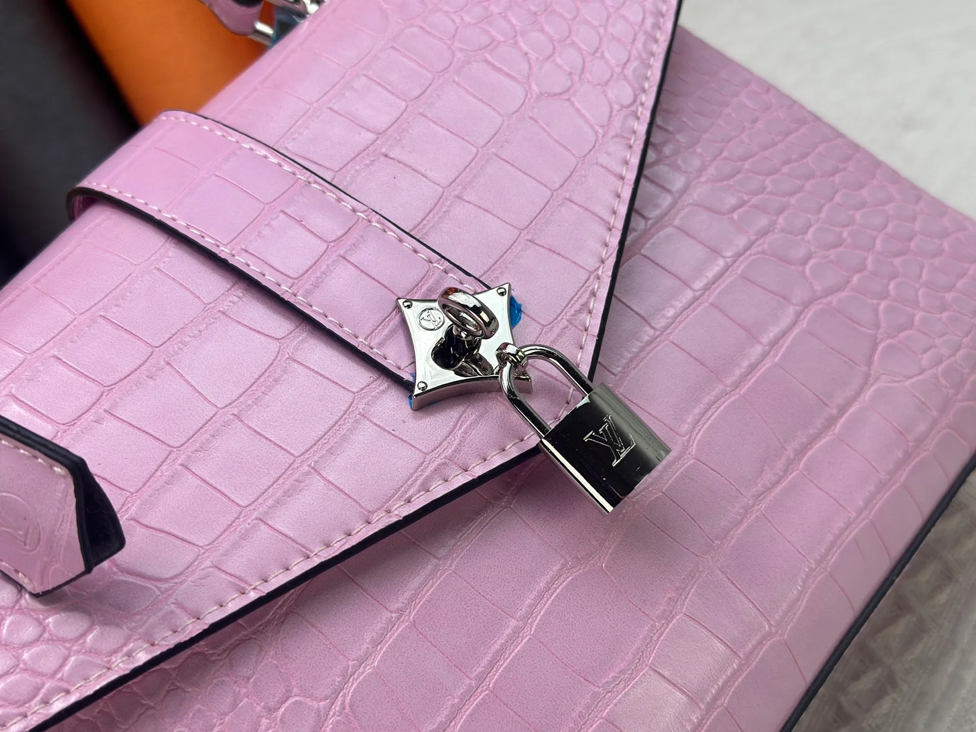 P300 M80527 N82033.N98925 Crocodile black N98928.N80432 Crocodile pink N99017 Crocodile gray N84714 Himalayan N86012 black with crocodile Rose des Vents small handbag is made of smooth and grained calfskin to outline elegant lines, embellished with golden LV padlocks to shine. Clever use of the top handle and detachable and adjustable shoulder strap create an elegant elbow or practical cross-body style for everyday travel. Medium size Length 27 Width 11 Height 19