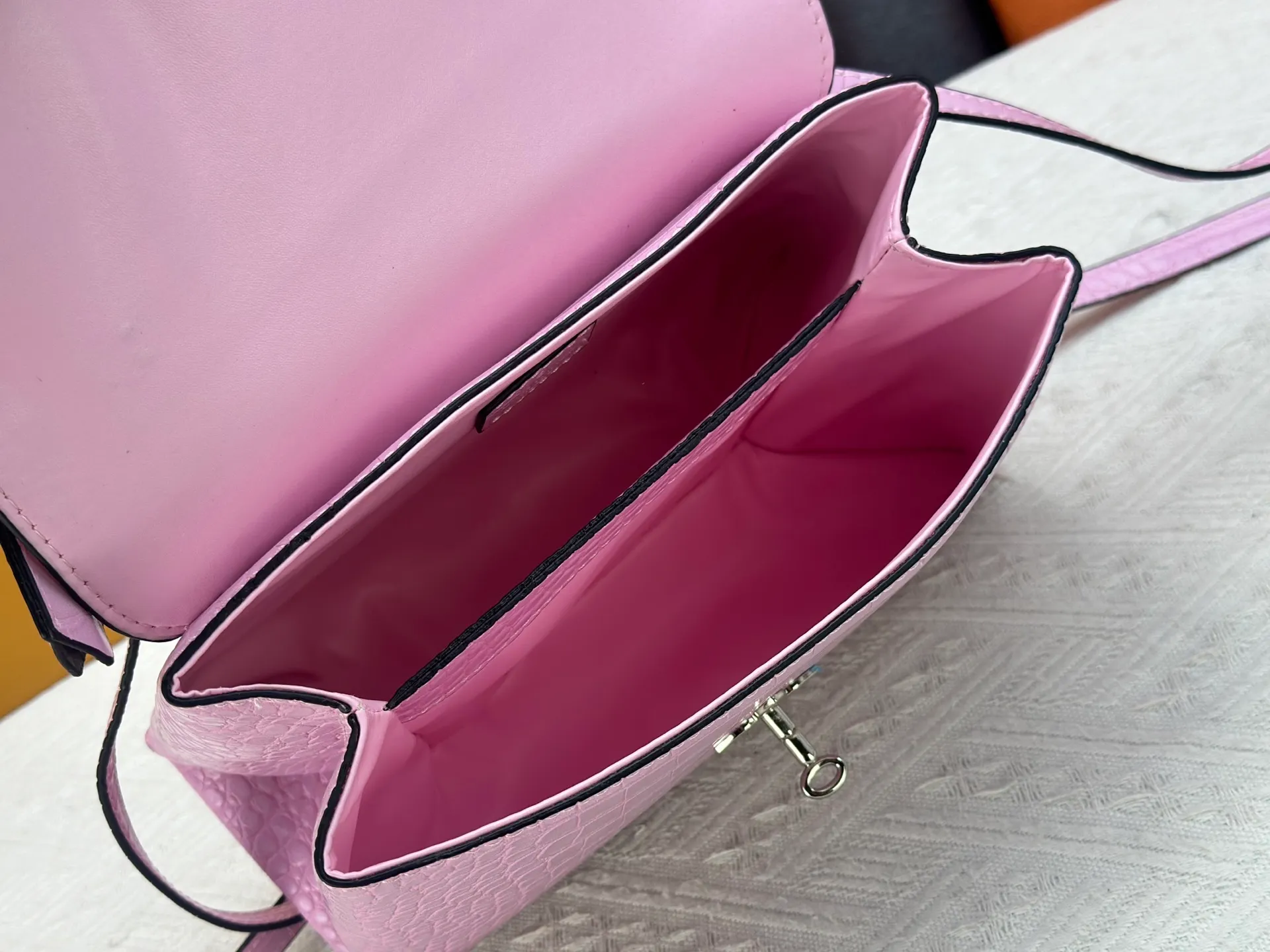 P300 M80527 N82033.N98925 Crocodile black N98928.N80432 Crocodile pink N99017 Crocodile gray N84714 Himalayan N86012 black with crocodile Rose des Vents small handbag is made of smooth and grained calfskin to outline elegant lines, embellished with golden LV padlocks to shine. Clever use of the top handle and detachable and adjustable shoulder strap create an elegant elbow or practical cross-body style for everyday travel. Medium size Length 27 Width 11 Height 19