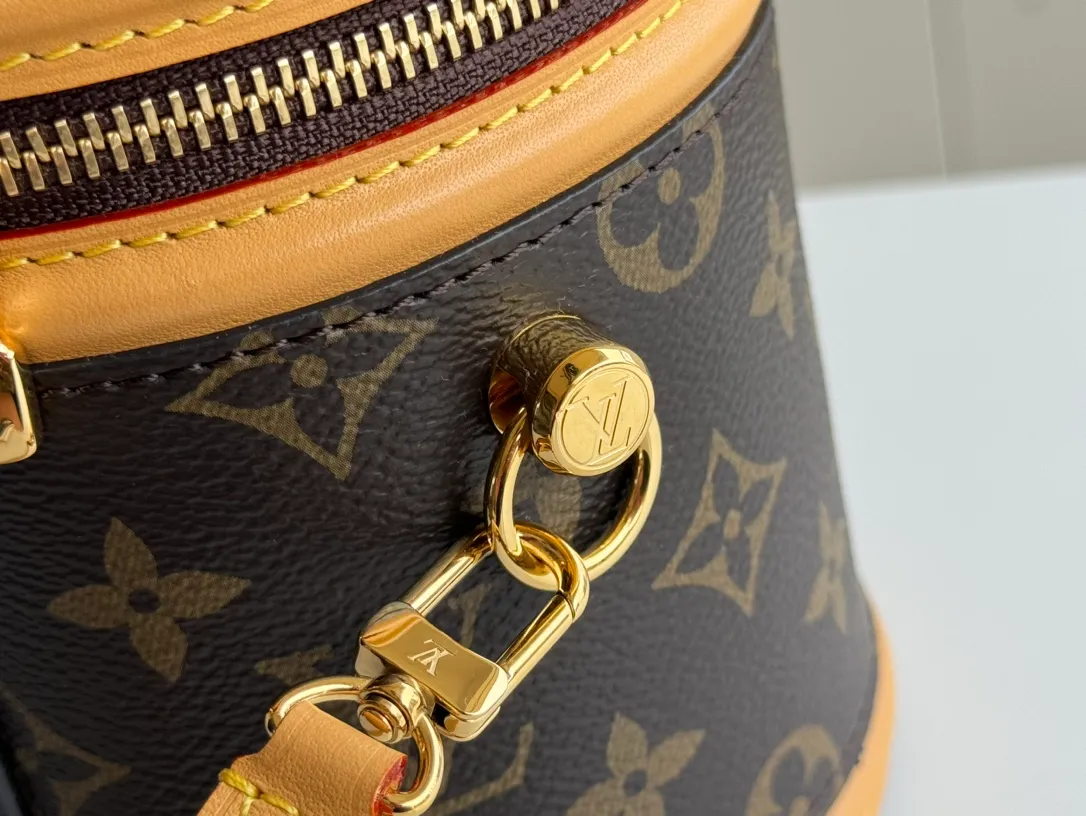 p1920 [Equipped with a full set of mb packaging Nano Cannes] Special grade all-steel M82952 presbyopic rhombus ◇ Fabric variable code jump chip version Exclusive duty-free channel This Nano Cannes handbag is cut into a cylindrical configuration from Monogram canvas, which coincides with the design of the cosmetic bag. The leather trim and embossed logo on the label are richly detailed, and the handles and detachable and adjustable shoulder strap allow for a variety of carrying styles. Model: M82952 Presbyopia Size: 13*13*14cm